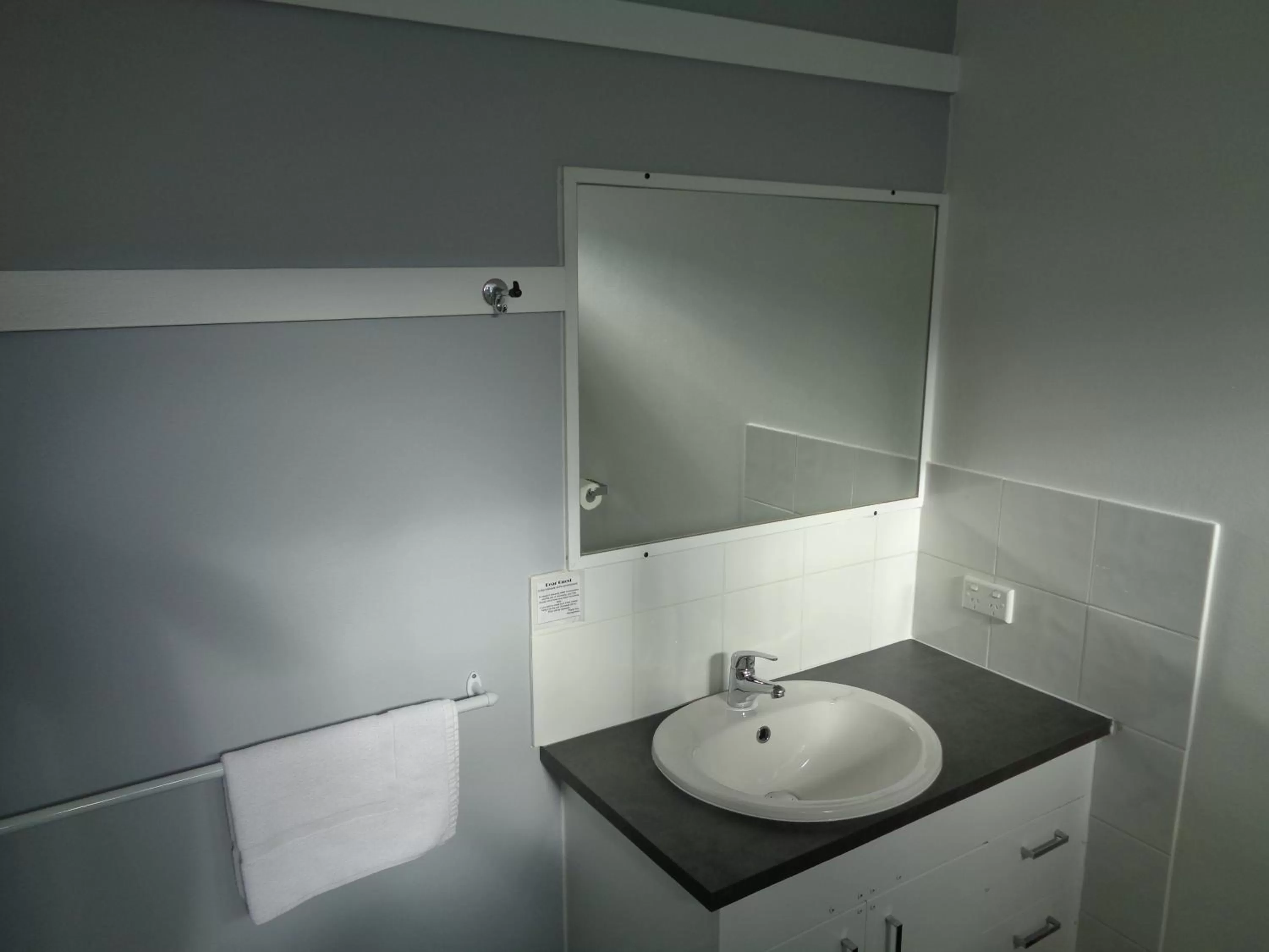 Bathroom in Aspley Sunset Motel