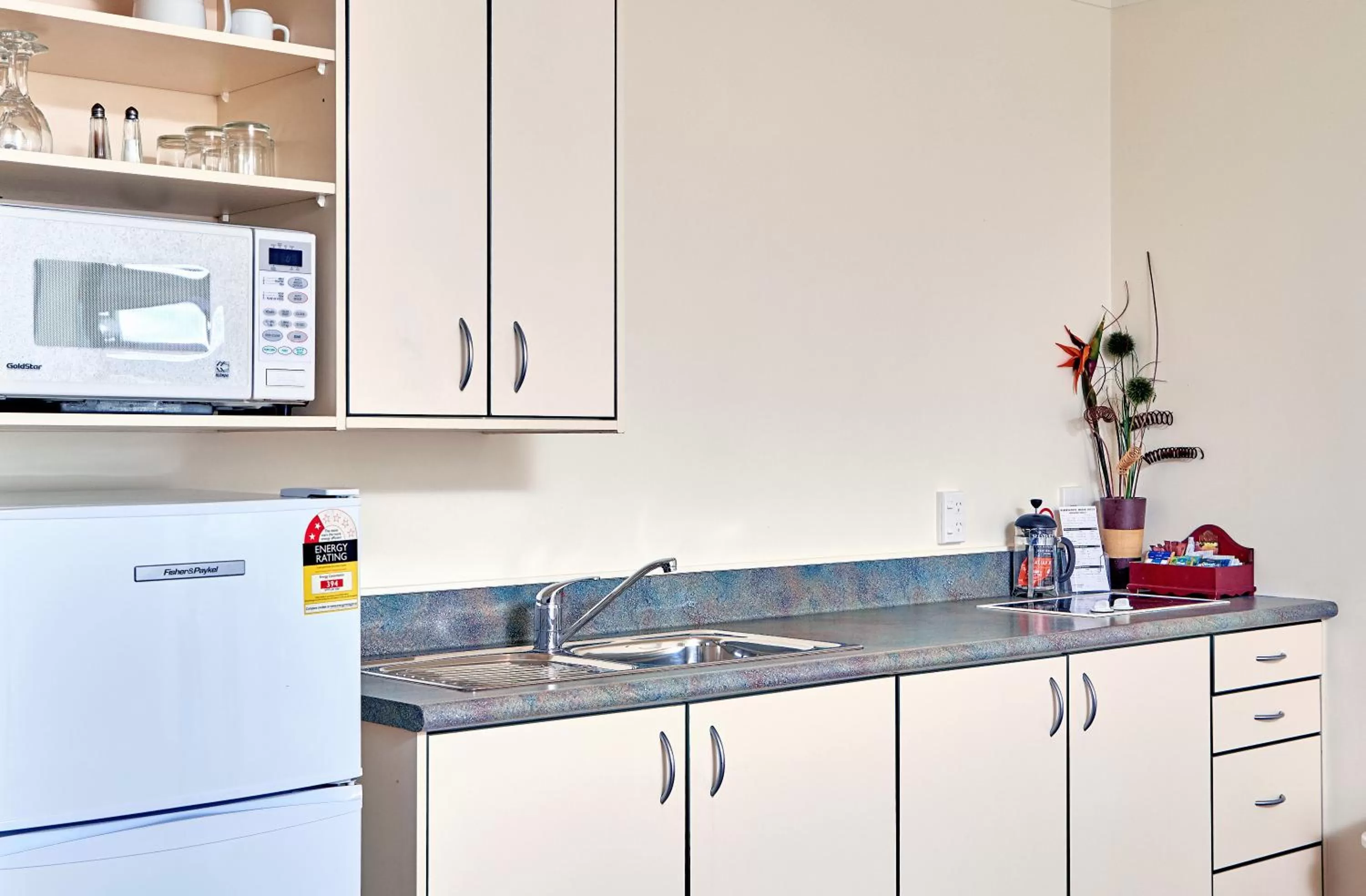 Kitchen or kitchenette in Barringtons Motor Lodge