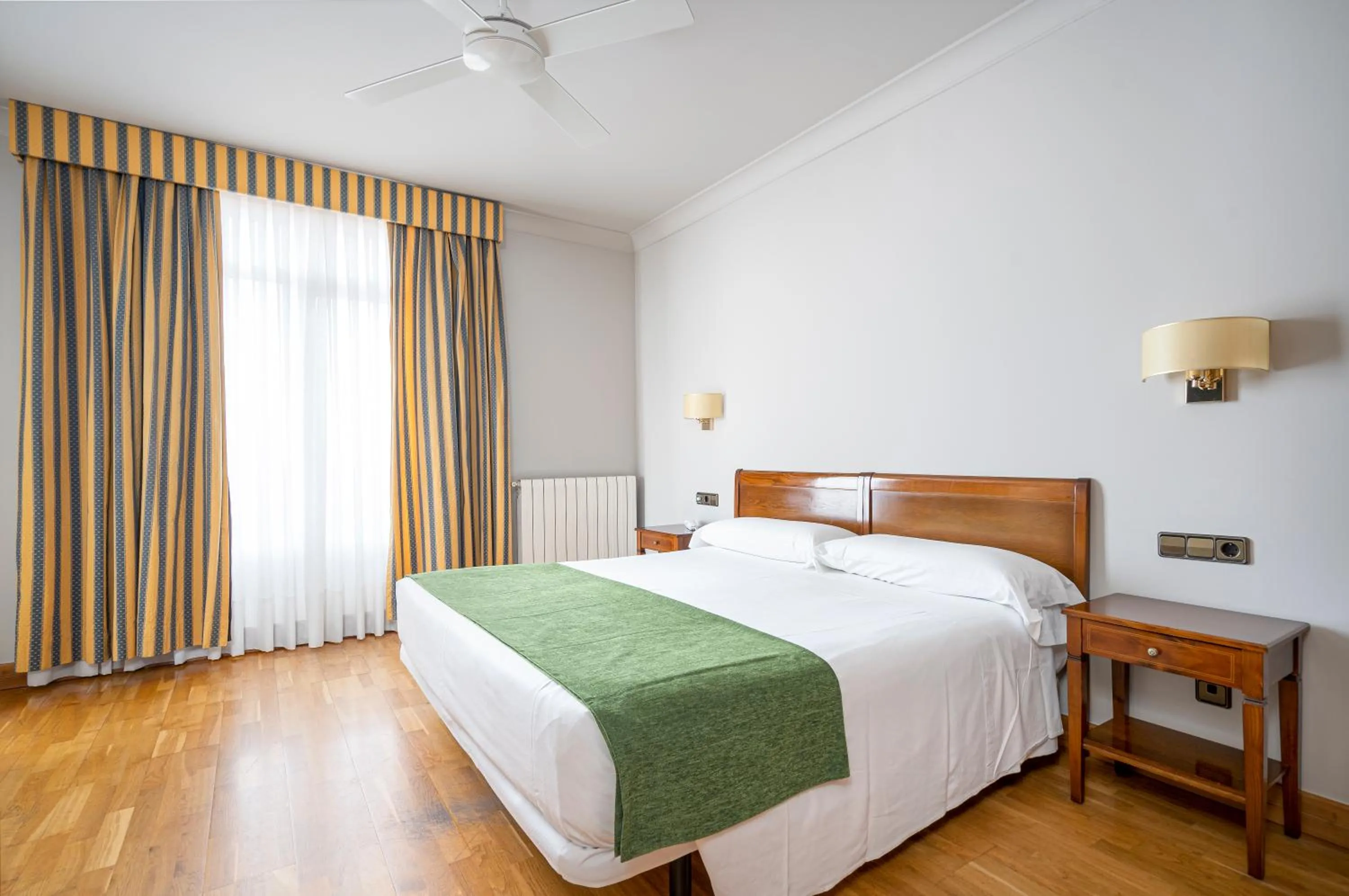 Photo of the whole room, Bed in Hotel Hernán Cortés