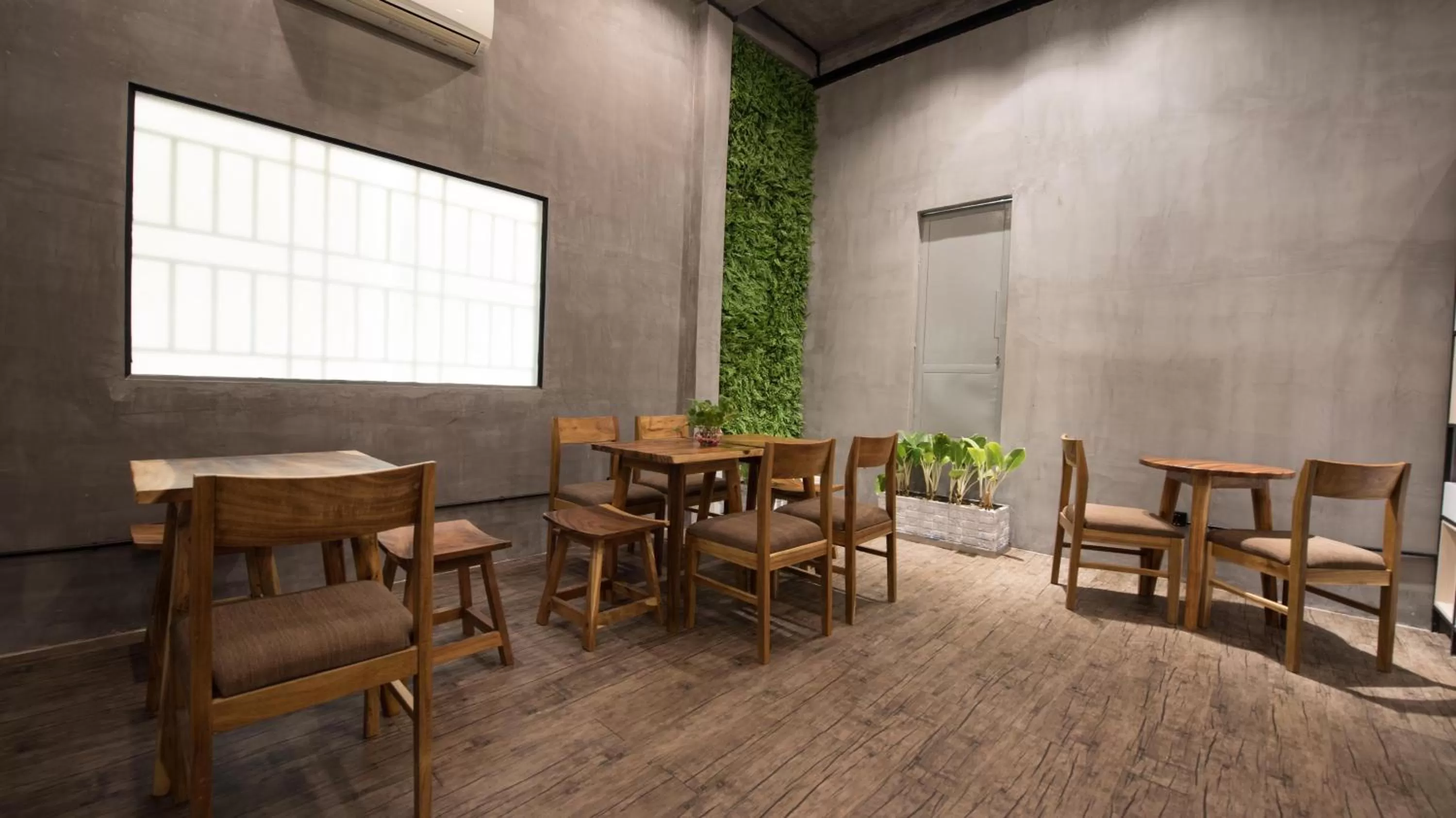 Restaurant/places to eat in Homesyn Hotel