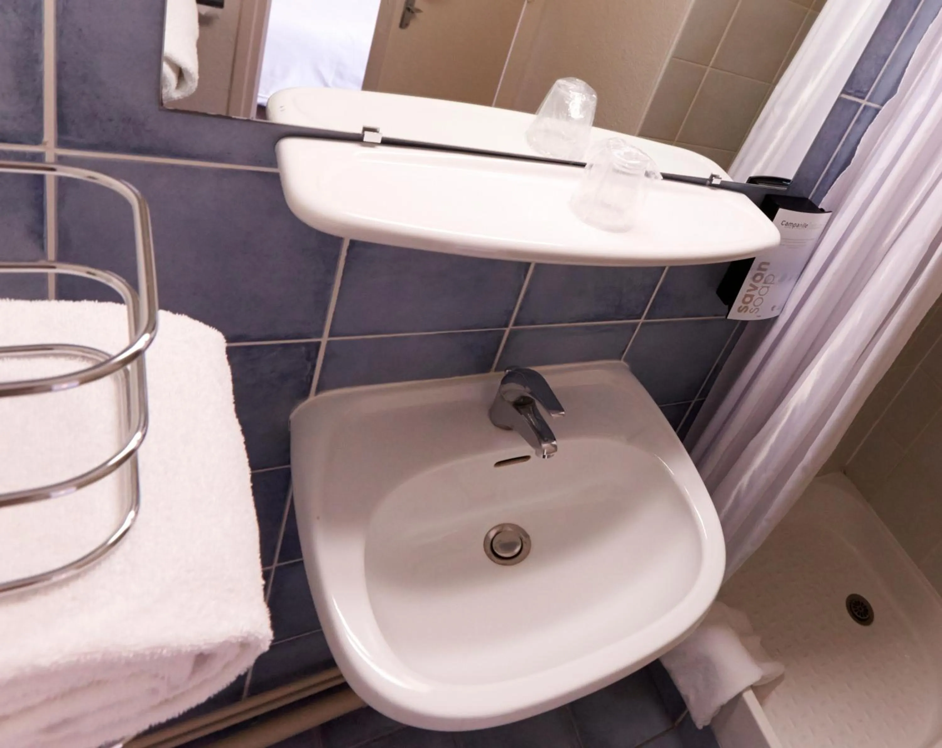 Bathroom in Kyriad Direct Le Bourget Gonesse