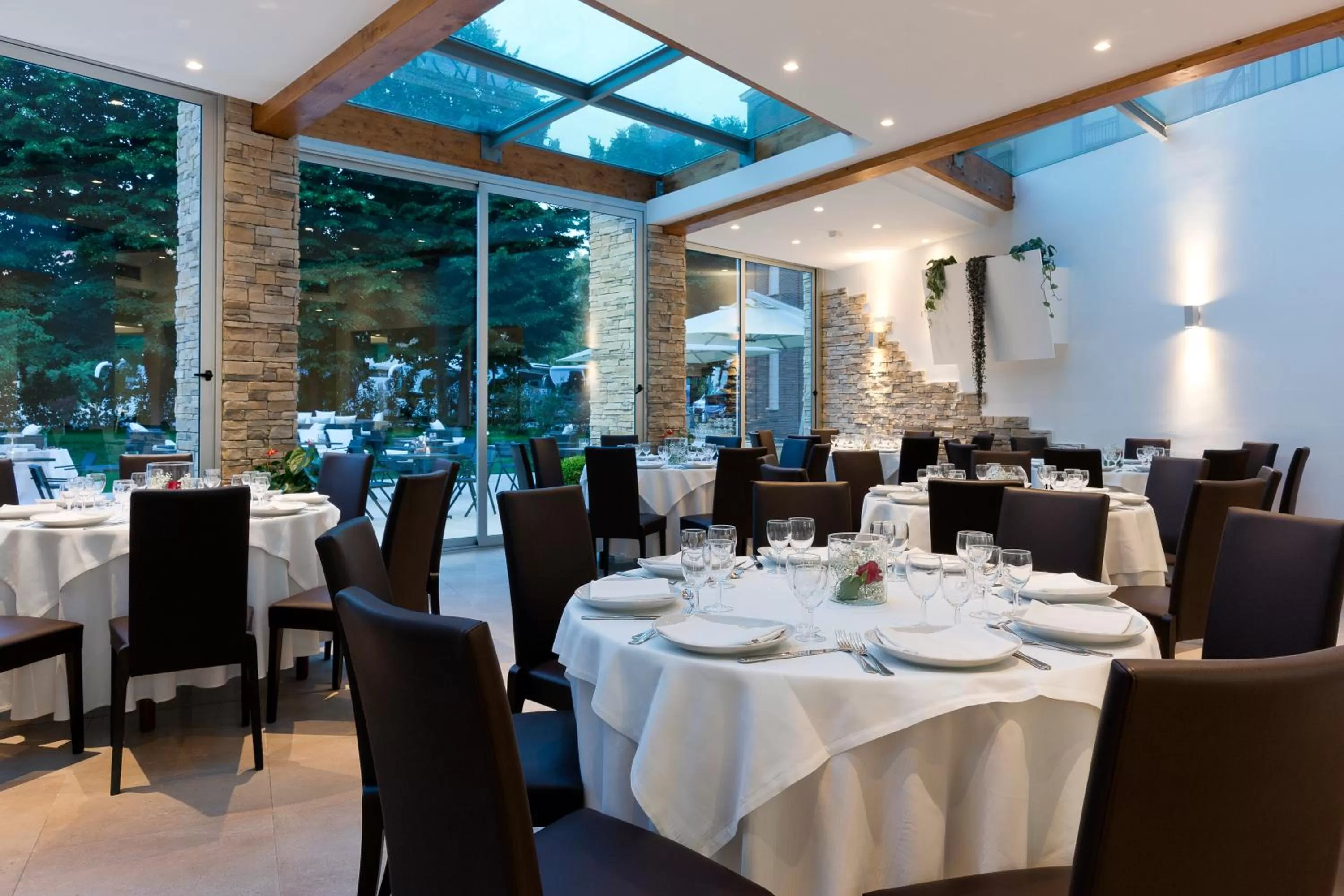 Restaurant/places to eat in Ele Green Park Hotel Pamphili