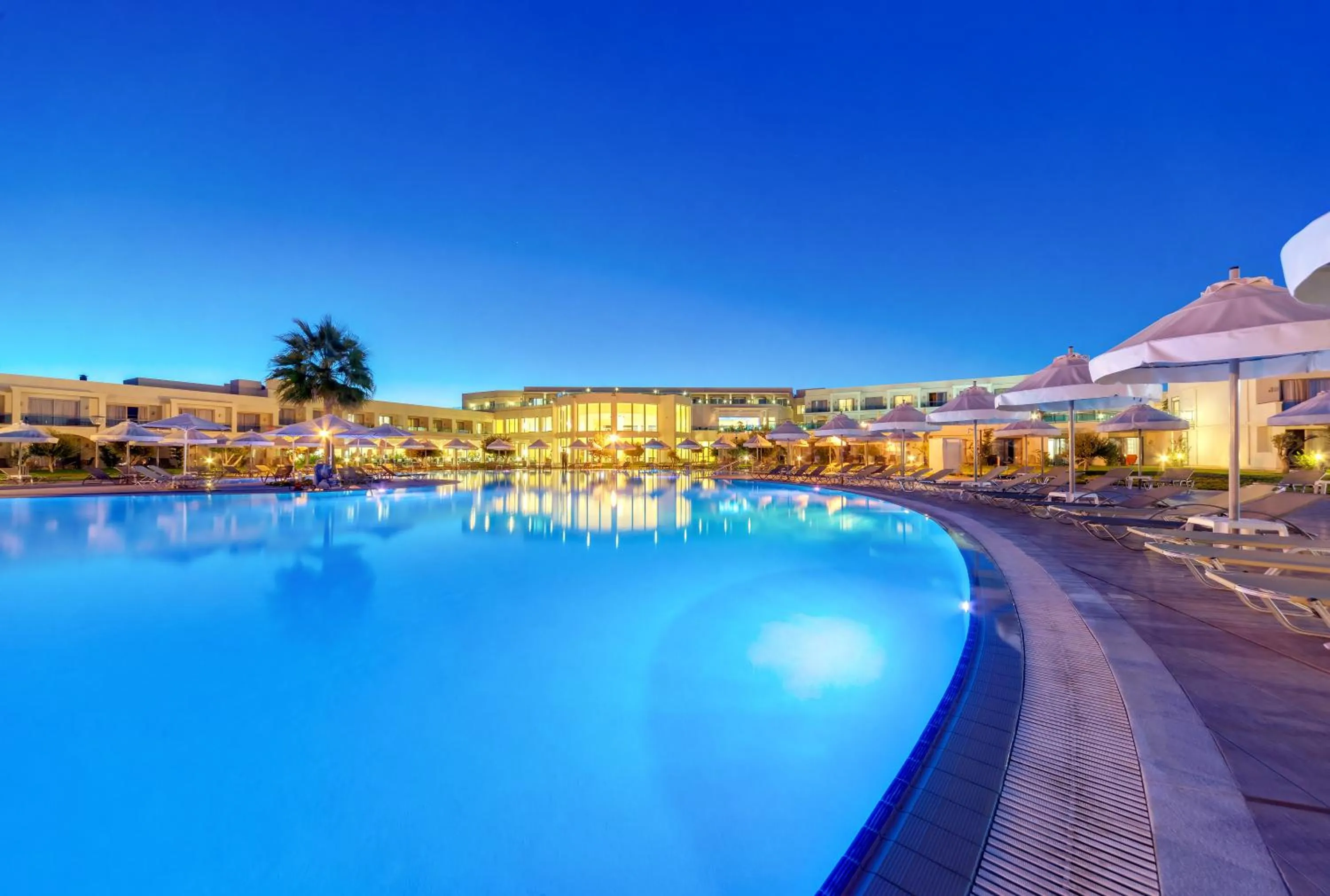 Swimming pool in Apollo Blue