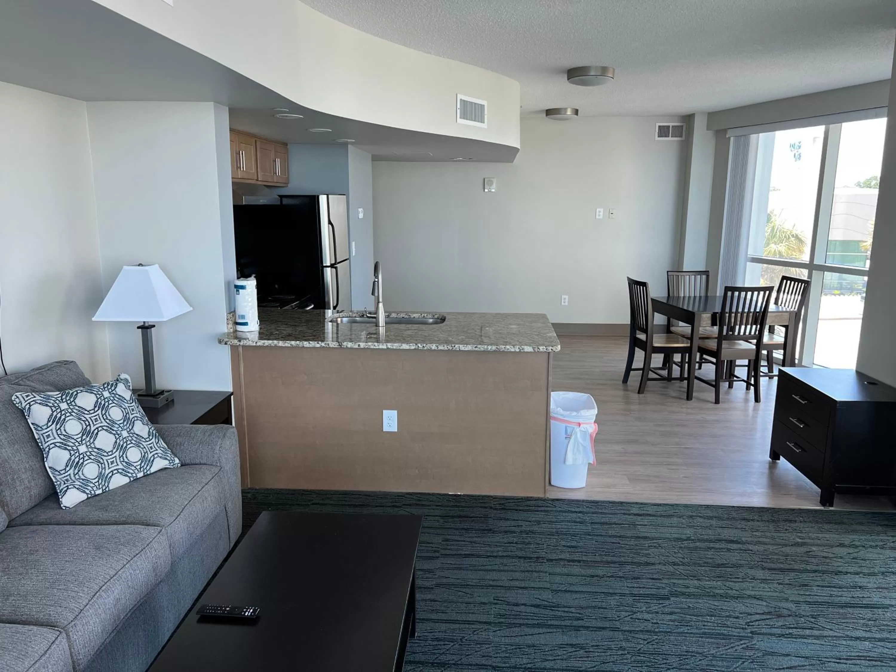 Seating area, Kitchen/Kitchenette in Oceans One Resort