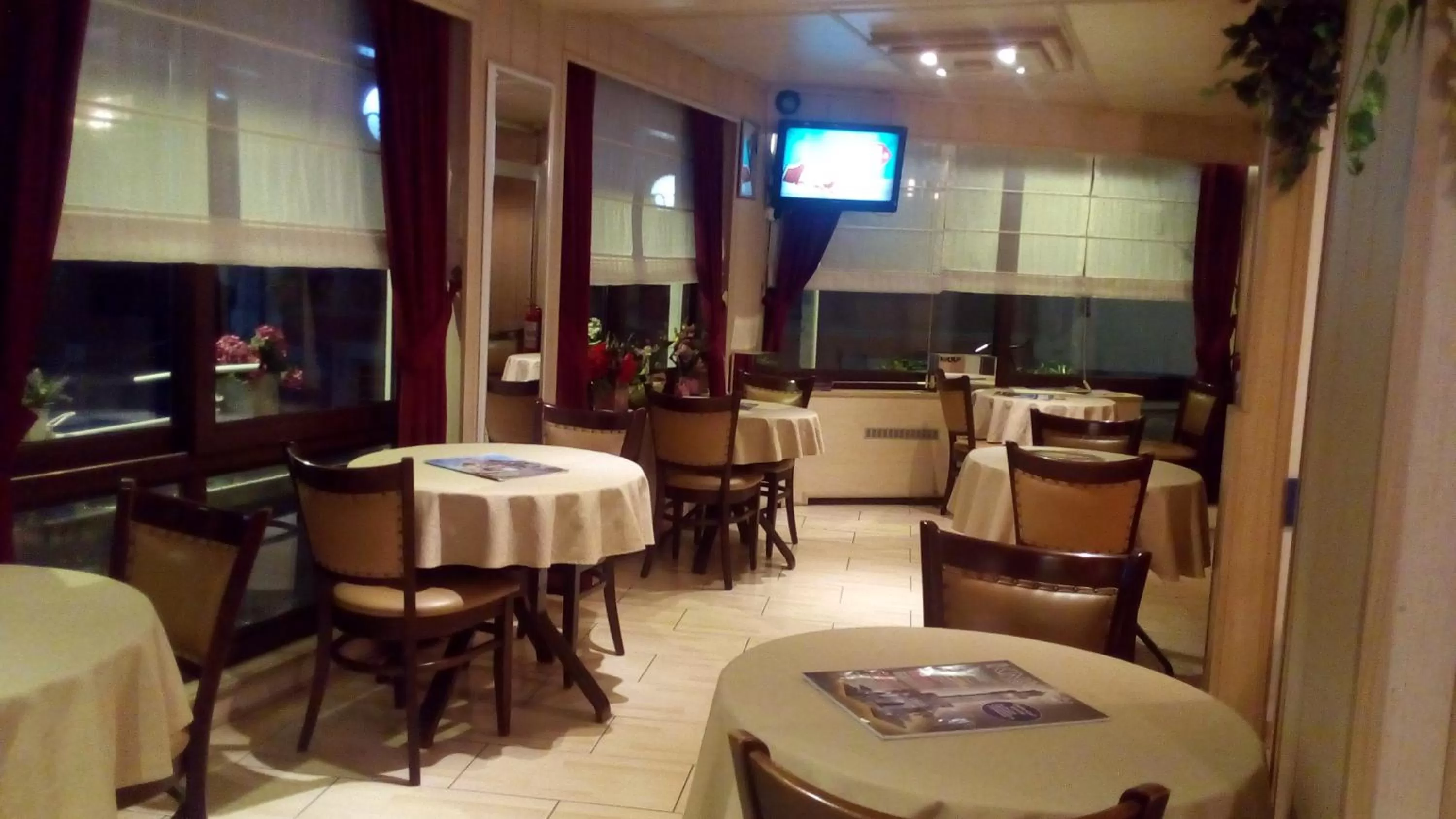 Communal lounge/ TV room in Olimpiyat Hotel Izmir