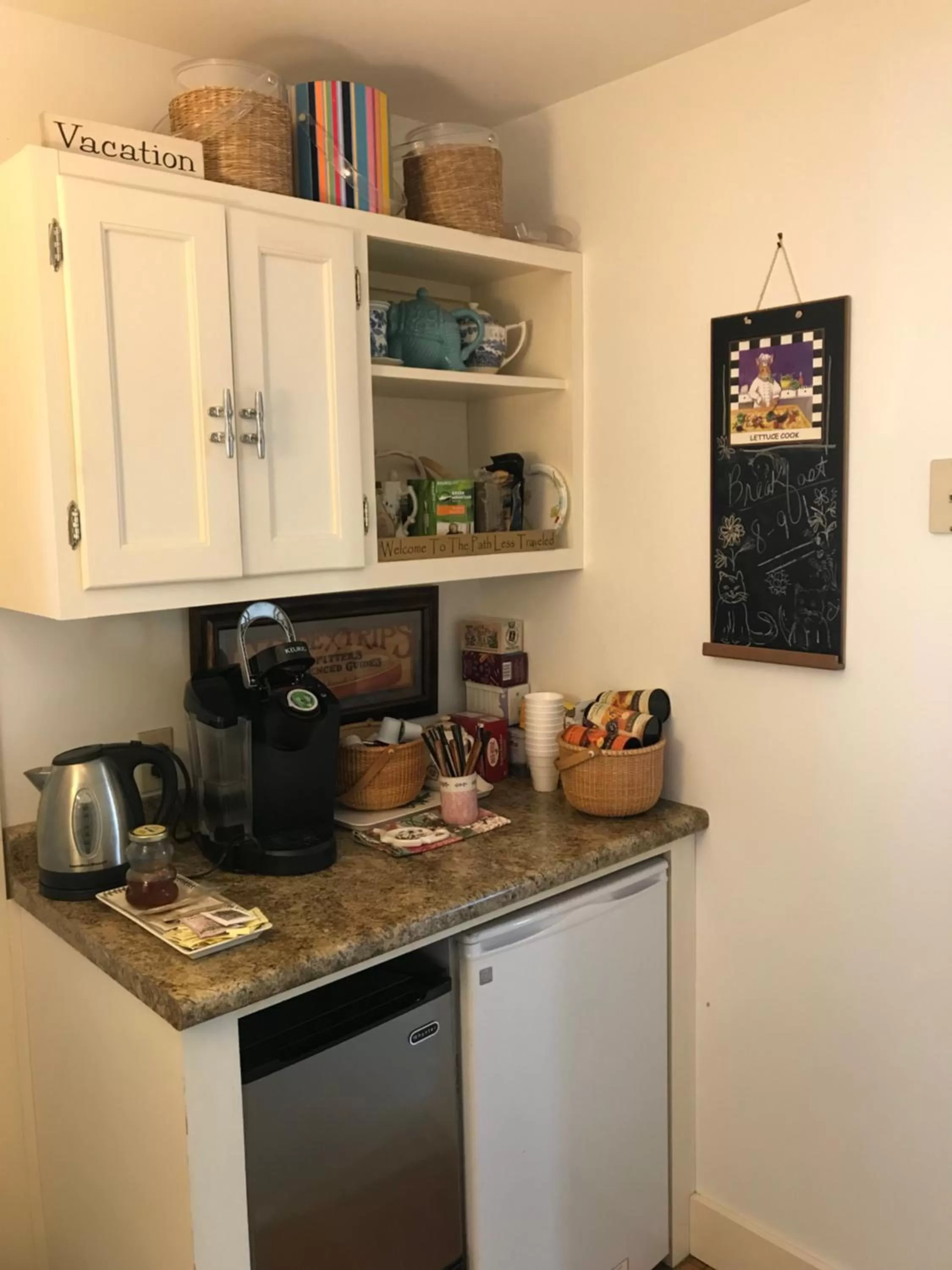 Breakfast, Kitchen/Kitchenette in Topsides Bed & Breakfast