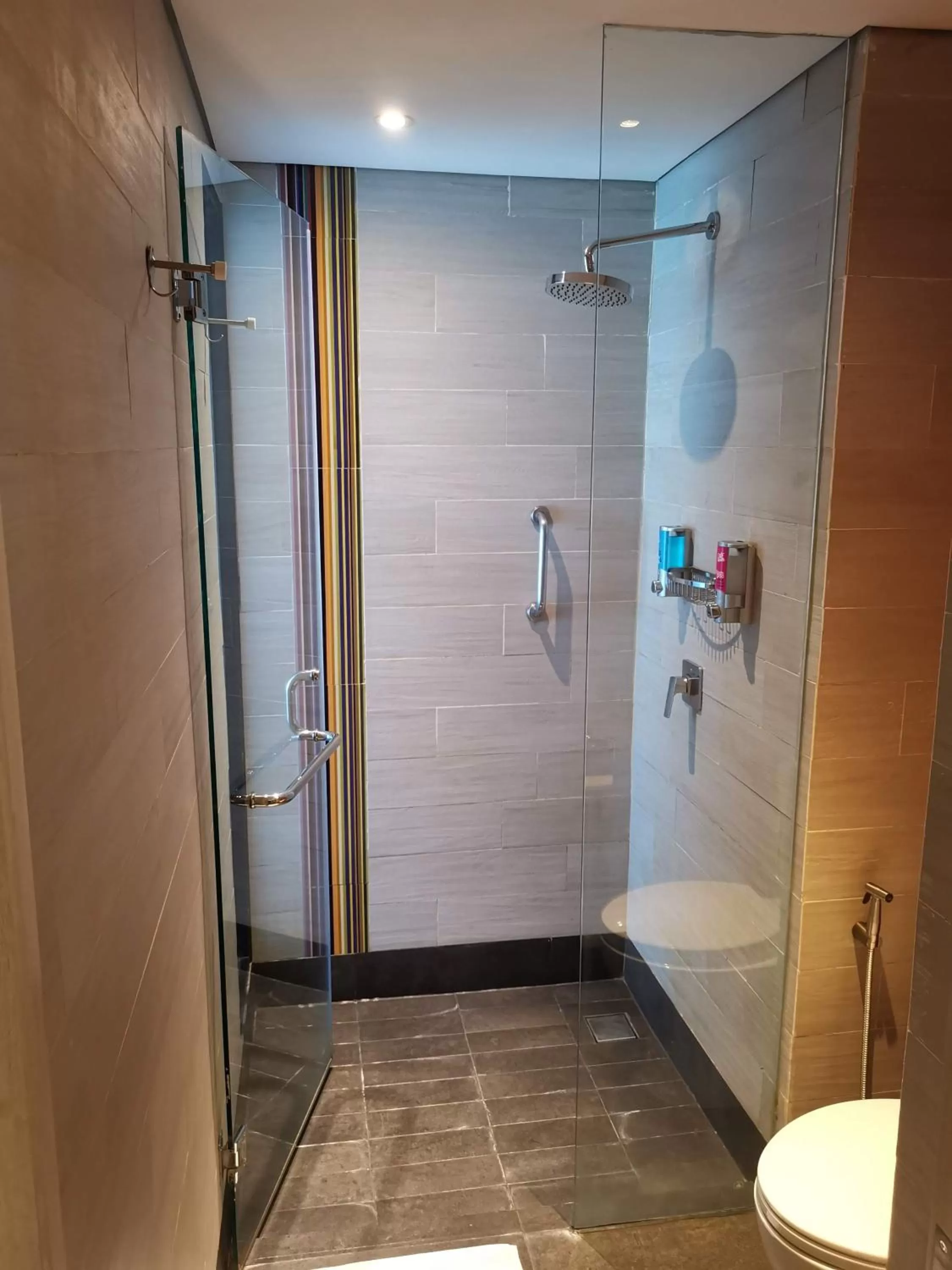 Shower in Aloft Jakarta Wahid Hasyim