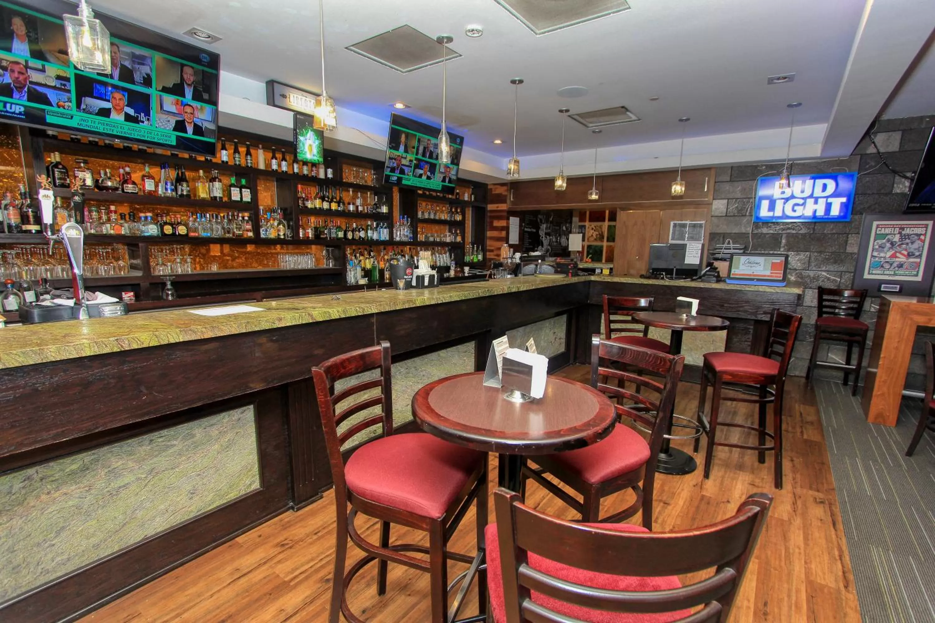 Lounge or bar in Holiday Inn & Suites Plaza Mayor by IHG