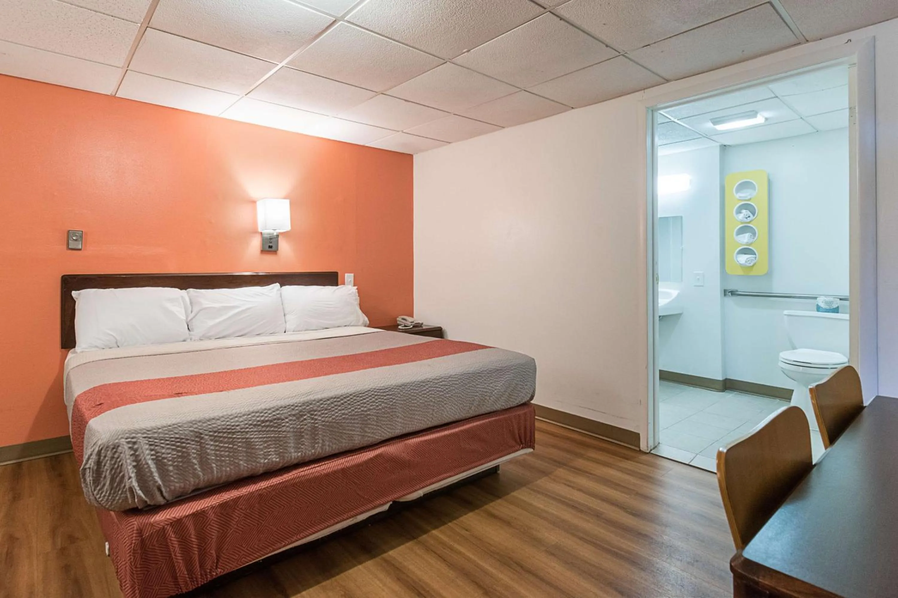 Photo of the whole room, Bed in Motel 6-Frackville, PA