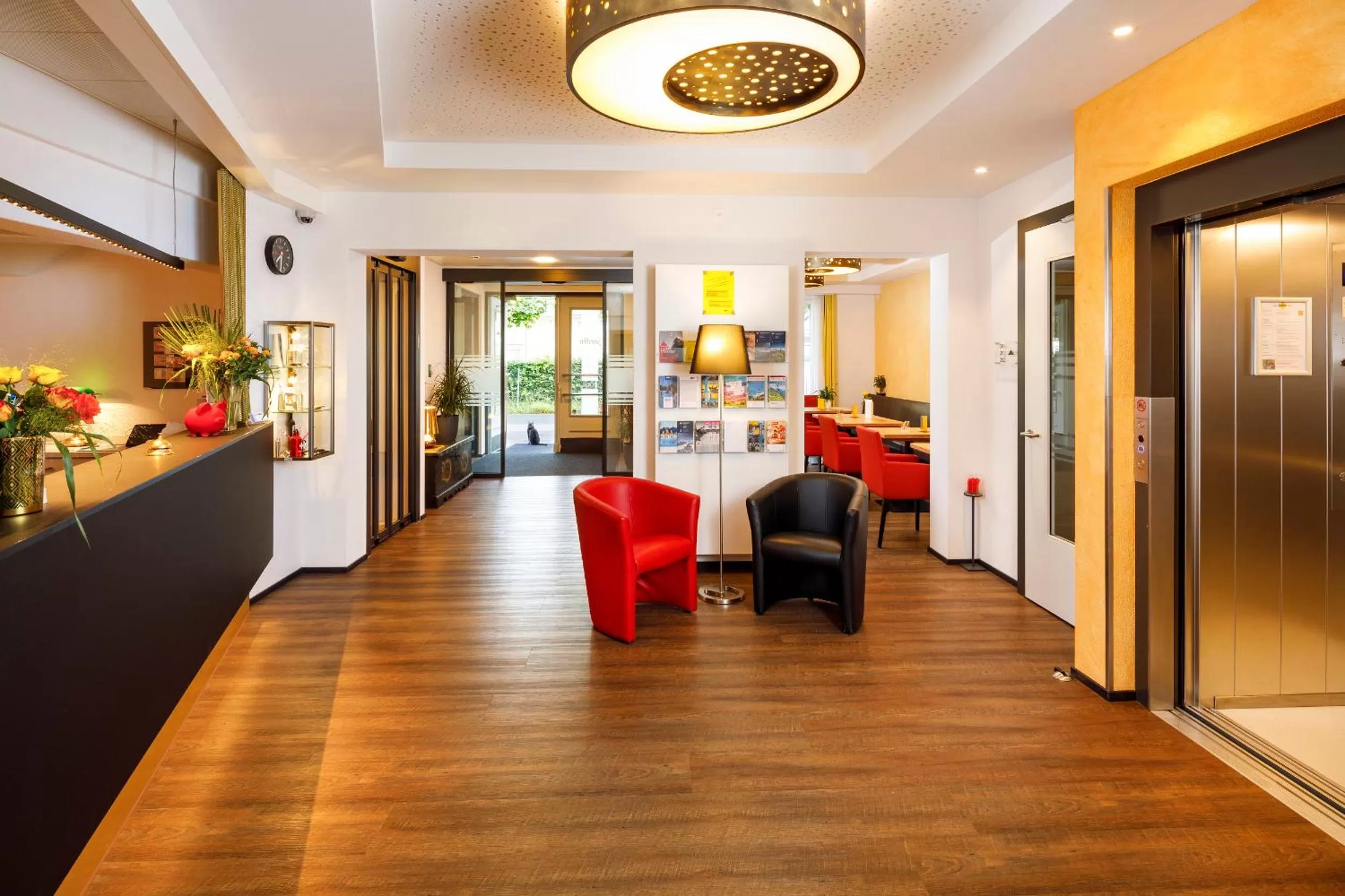 Lobby or reception in Hotel Jardin Bern