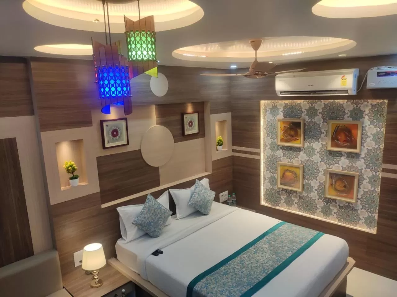 Bed in HOTEL CENTRAL SQUARE "A Couple Friendly Hotel"