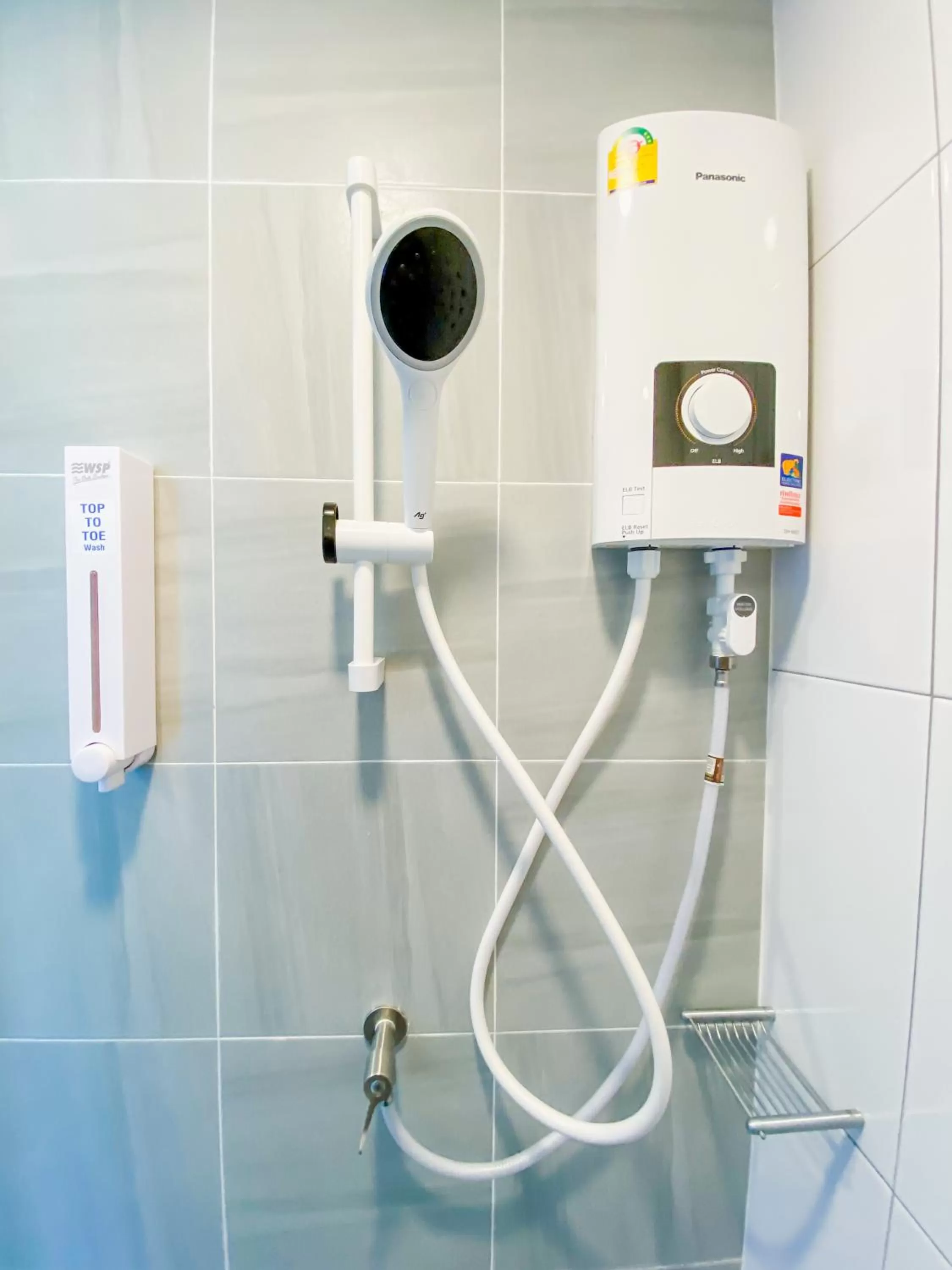 Shower in วัน บัดเจท เชียงราย สนามบิน One Budget Hotel Chiangrai Airport