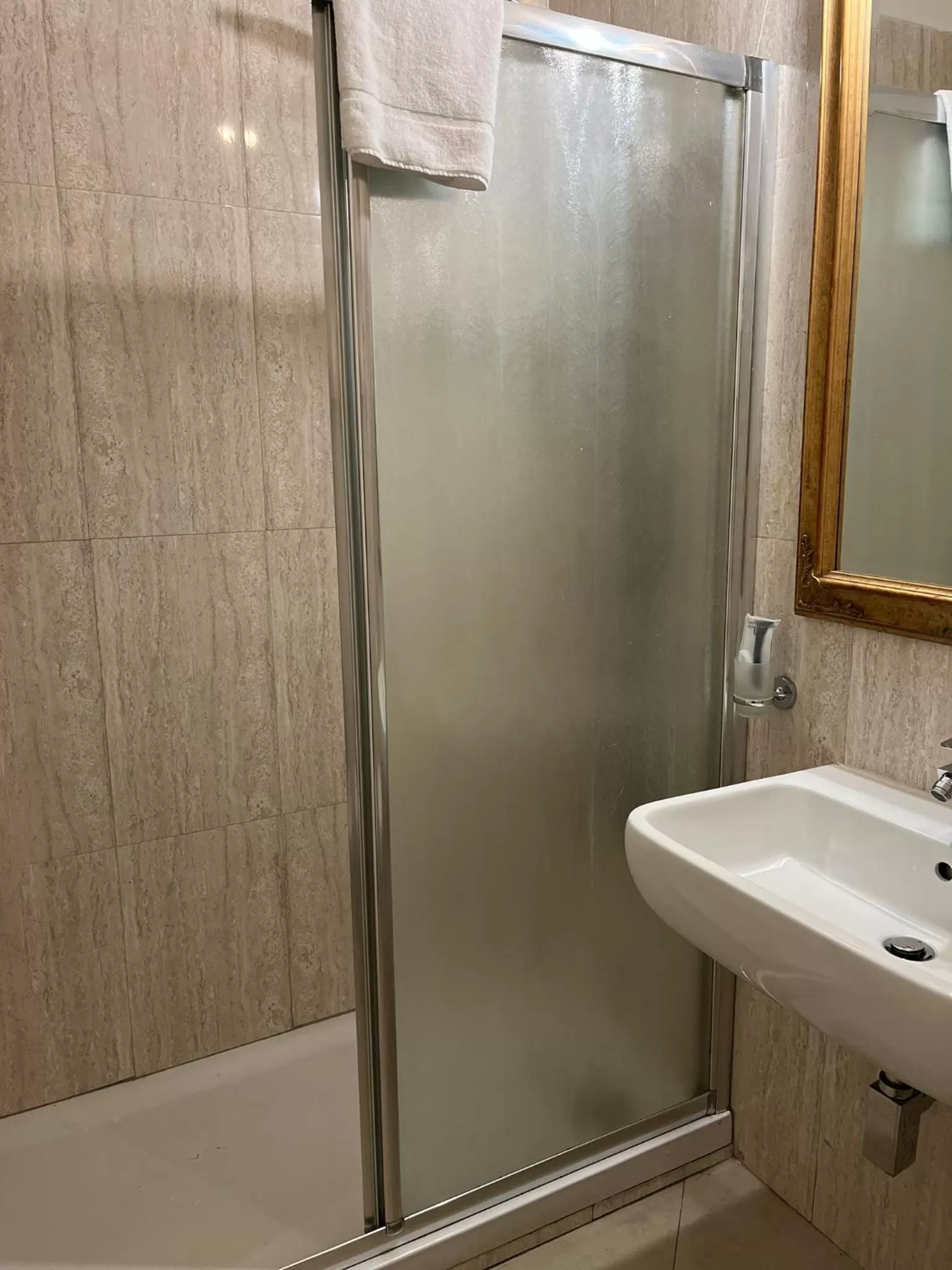 Shower in B&B Art Suite Santa Brigida