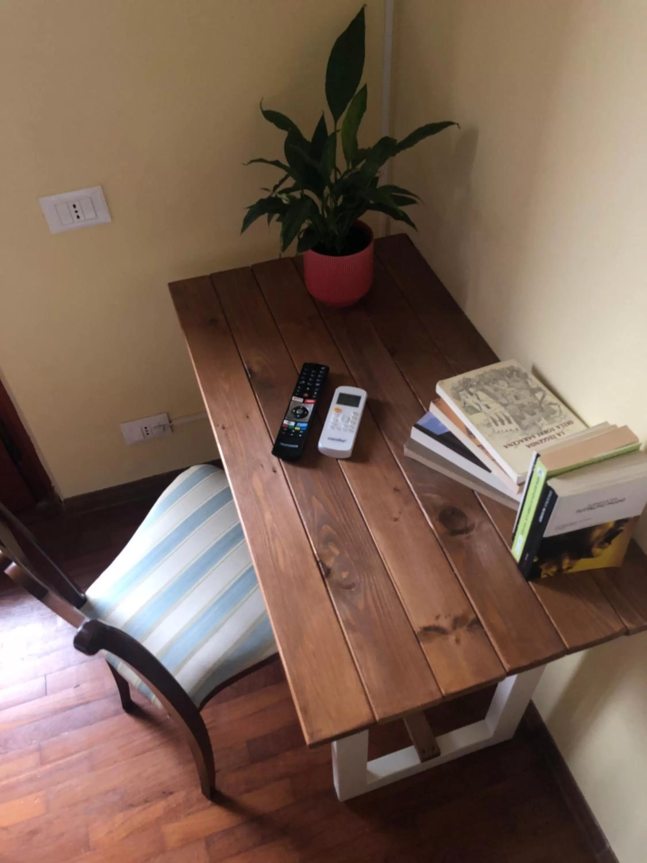 Bedroom, TV/Entertainment Center in Villa Orsini - A Retreat in Pisa - Food and Relax