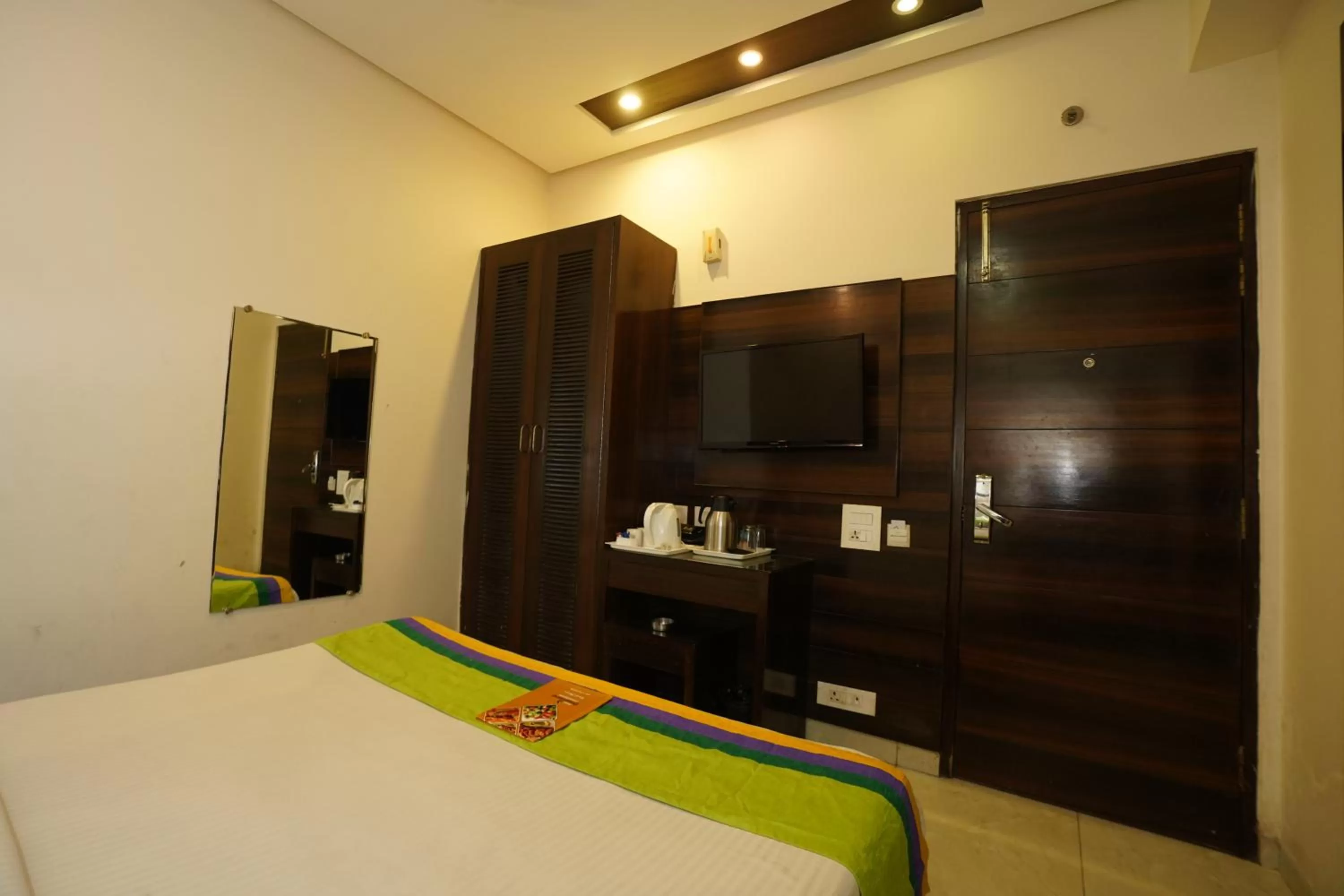 Bedroom, Bed in Hotel Dreamland Chandigarh