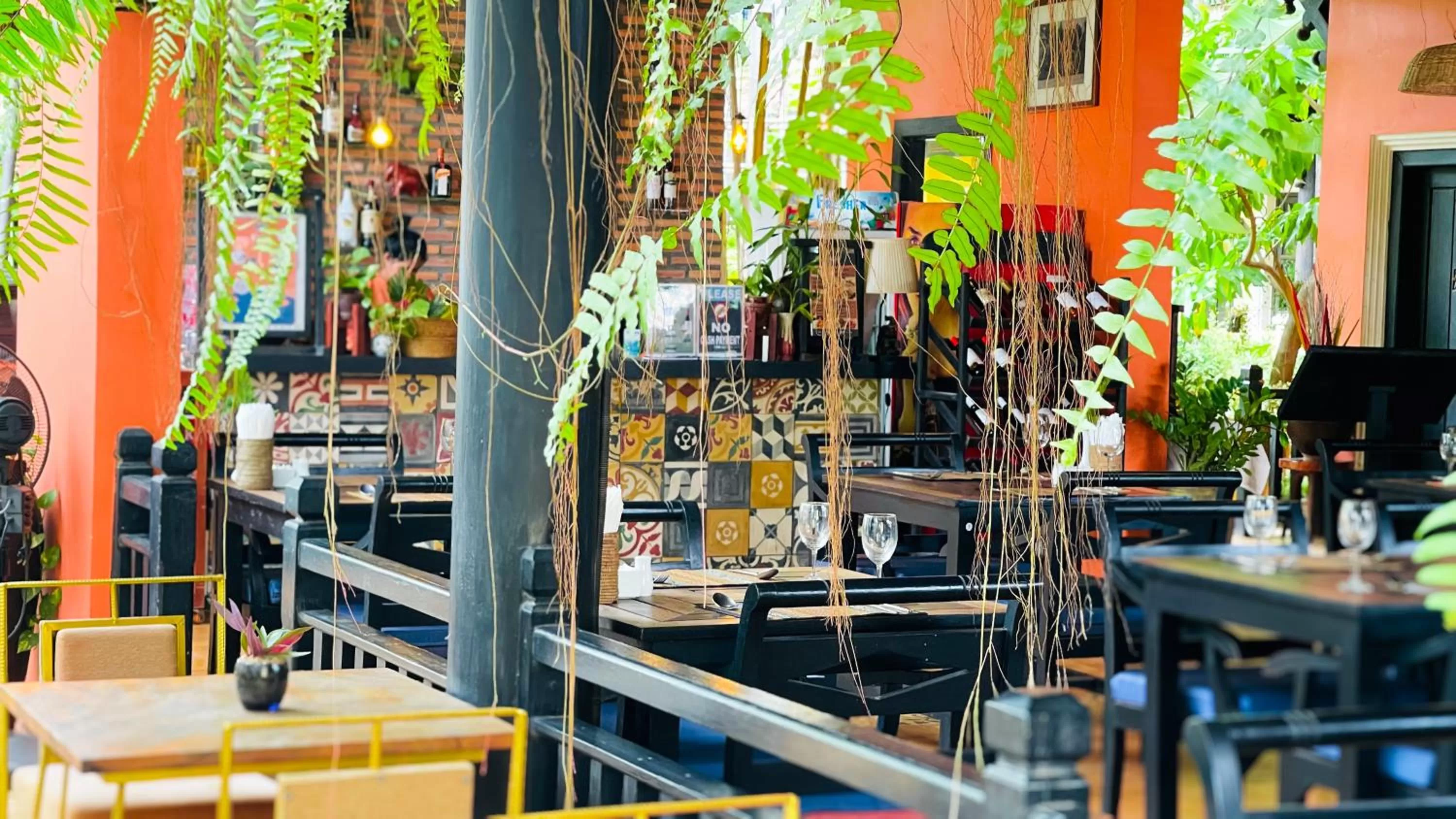 Restaurant/Places to Eat in Residence Indochine Suite