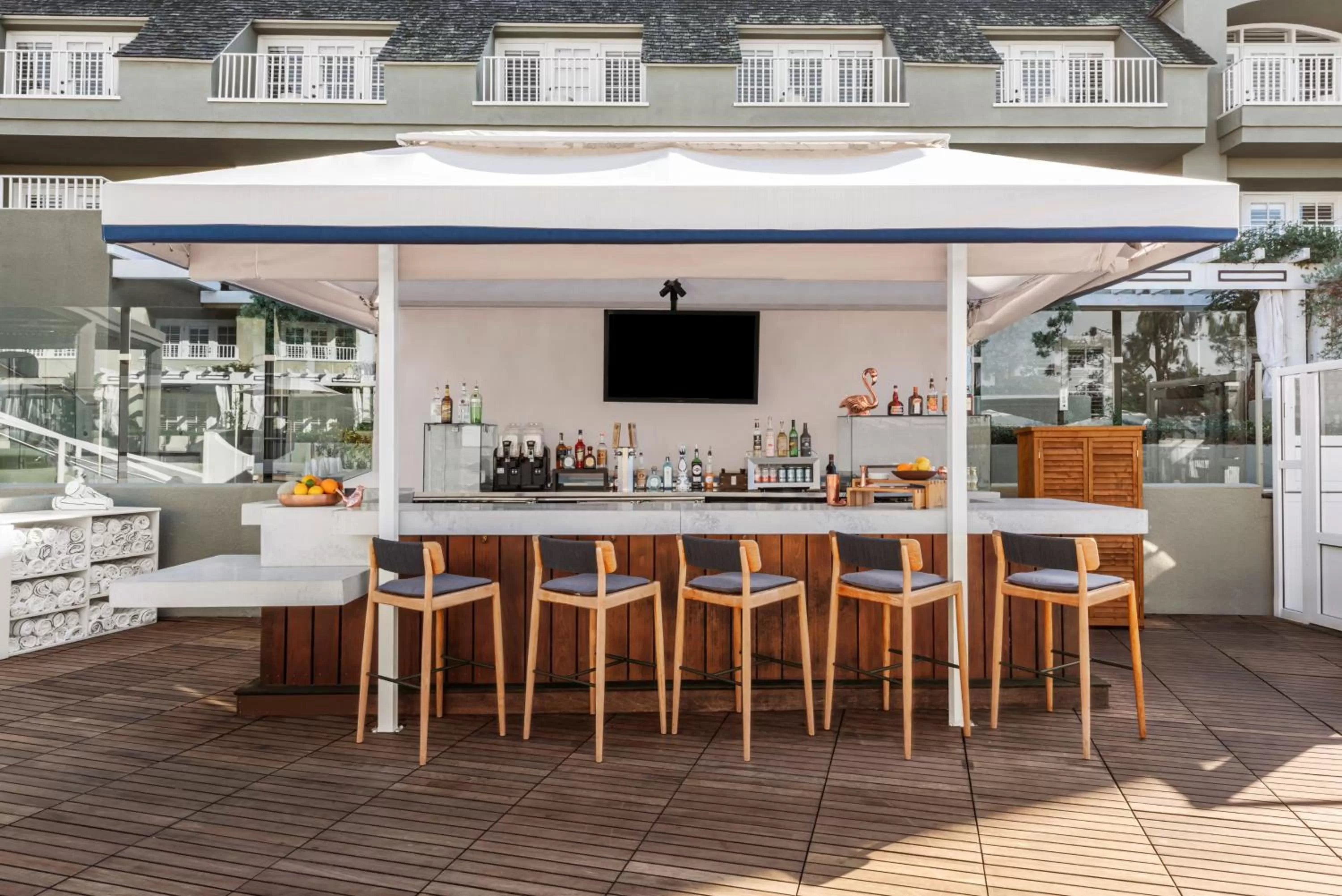 Lounge or bar in L'Auberge Del Mar Resort and Spa