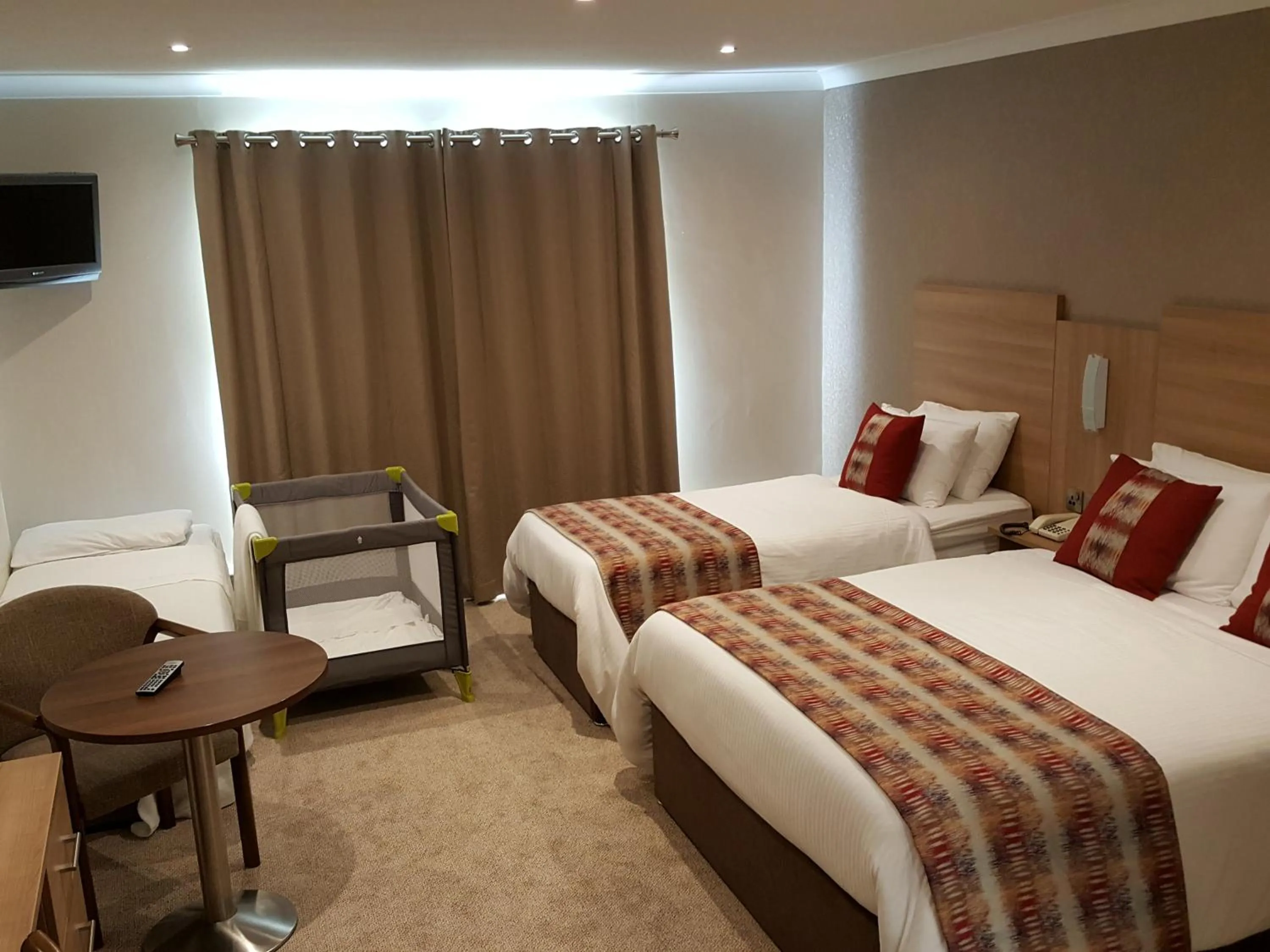 Bedroom, Bed in The Lodge Hotel