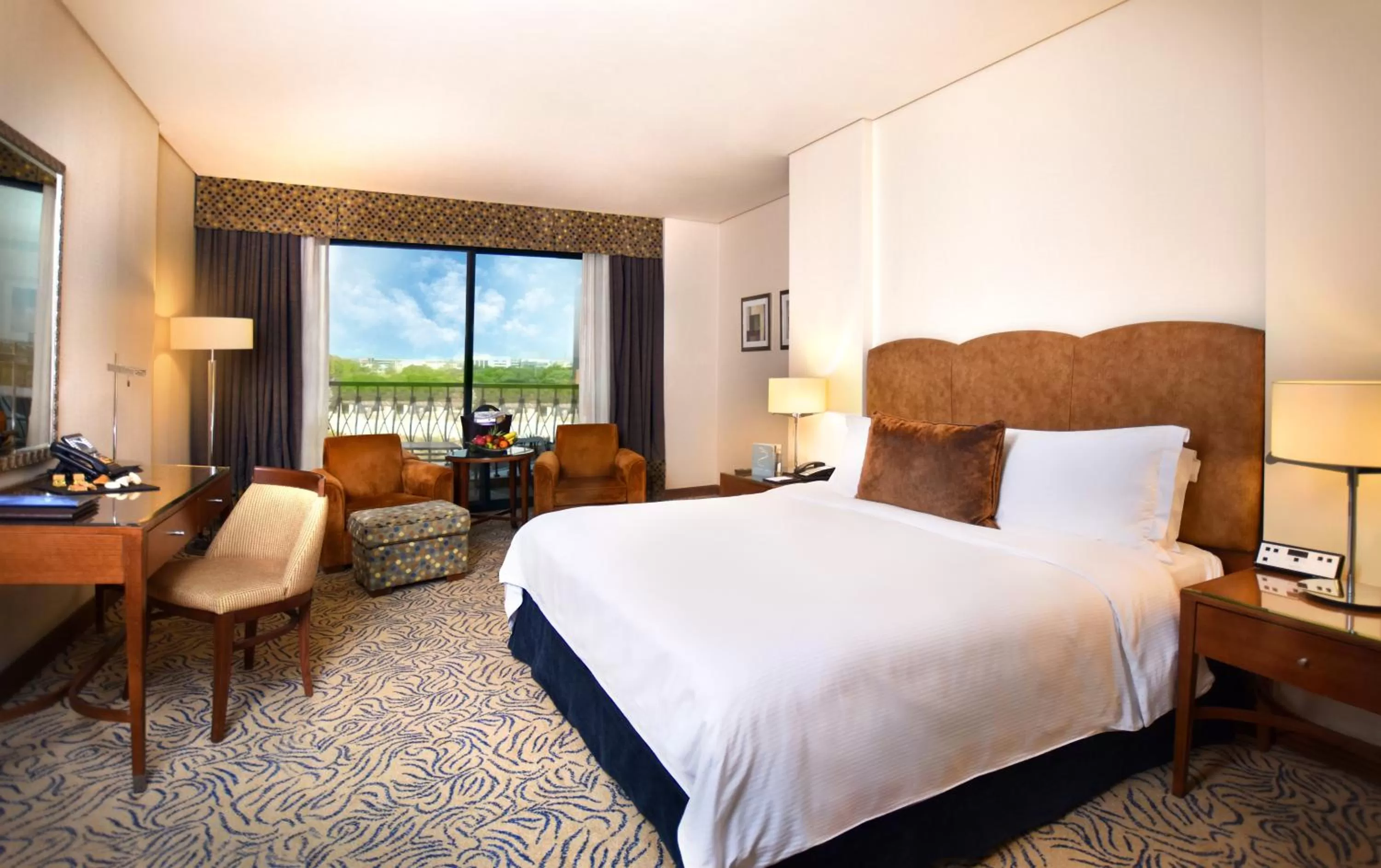 Living room, Bed in Al Ain Rotana