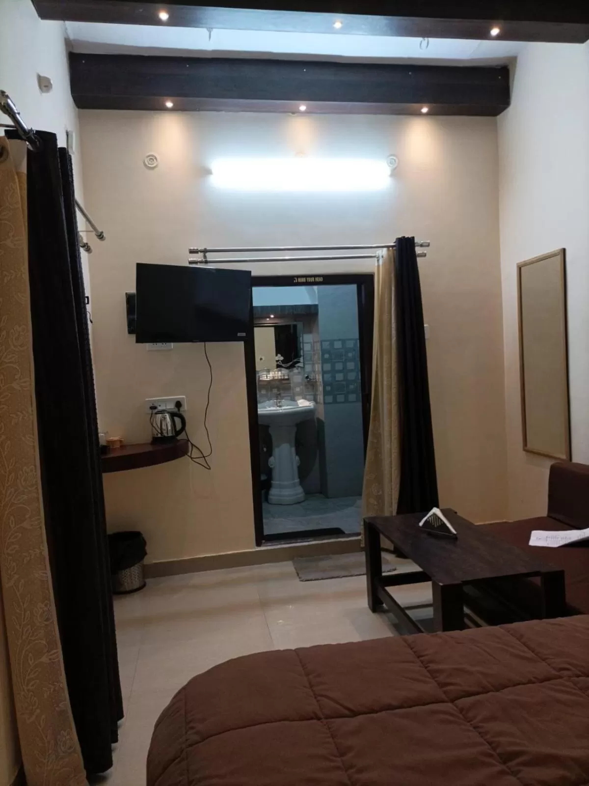 Photo of the whole room, Bed in Foreigners Inn