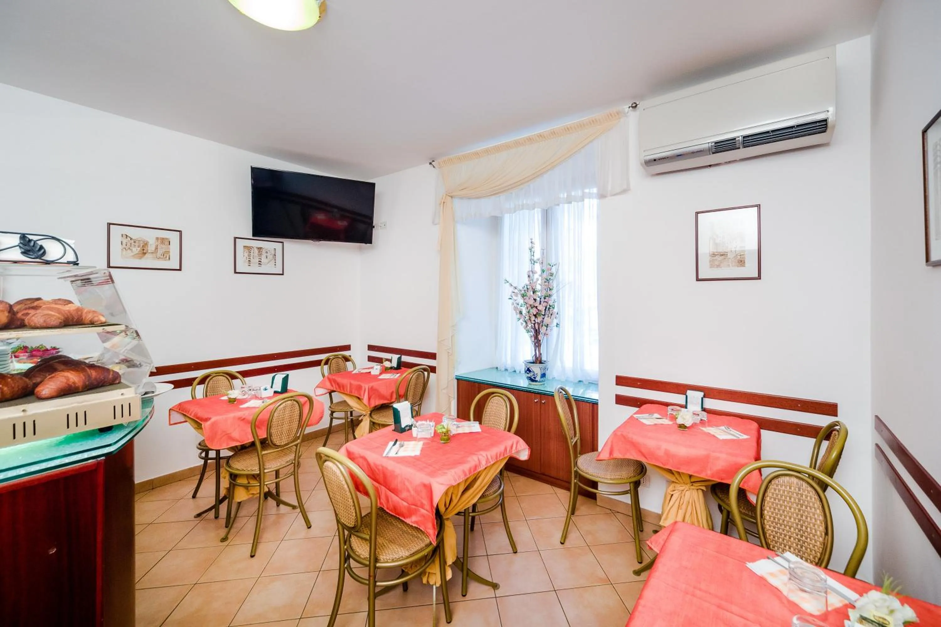 Restaurant/places to eat in Hotel Boccascena