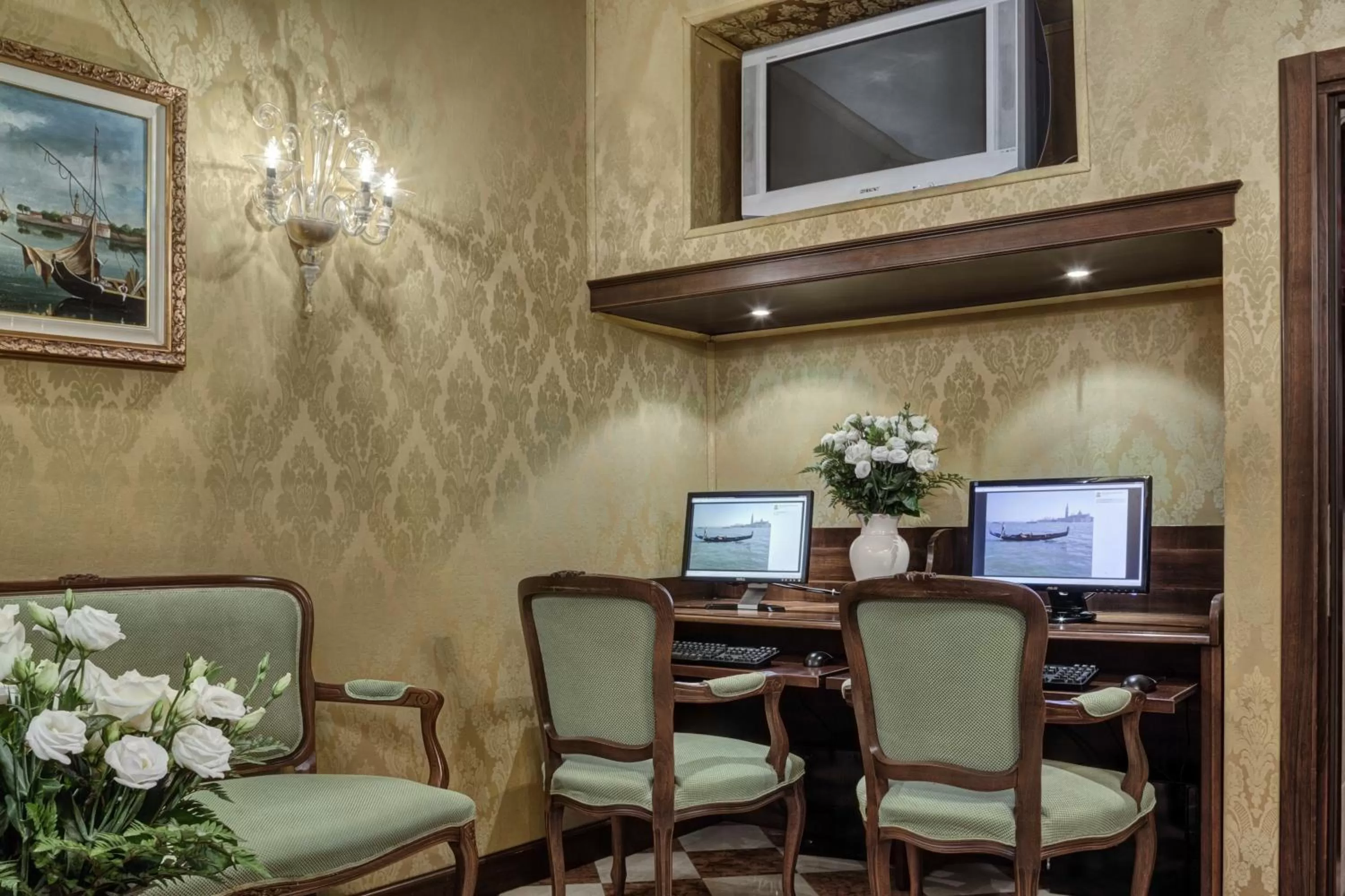 Decorative detail in Antica Locanda al Gambero