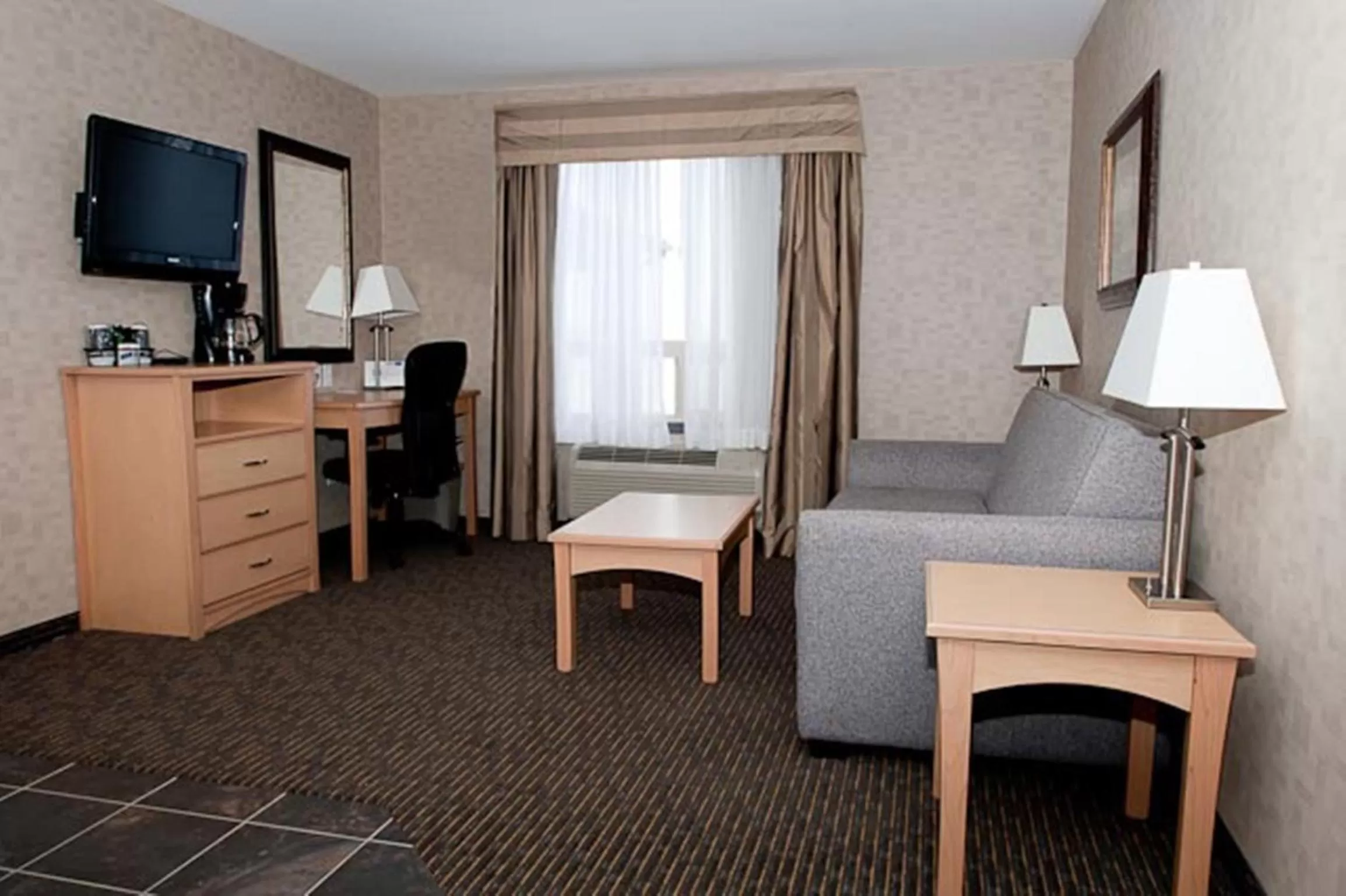 TV and multimedia in Paradise Inn and Suites