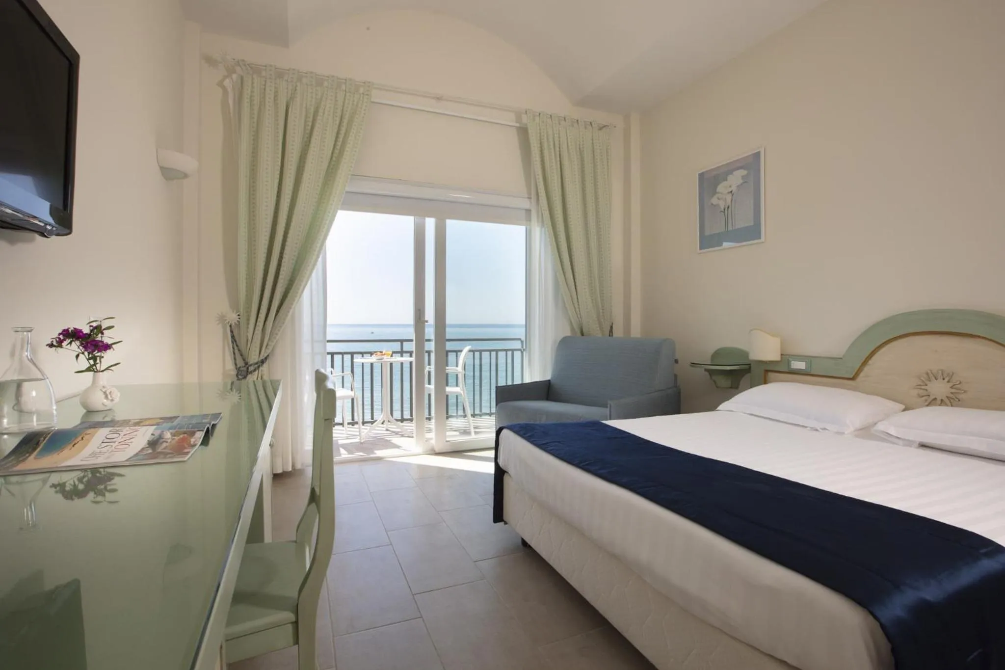 Photo of the whole room, Bed in Summit Hotel