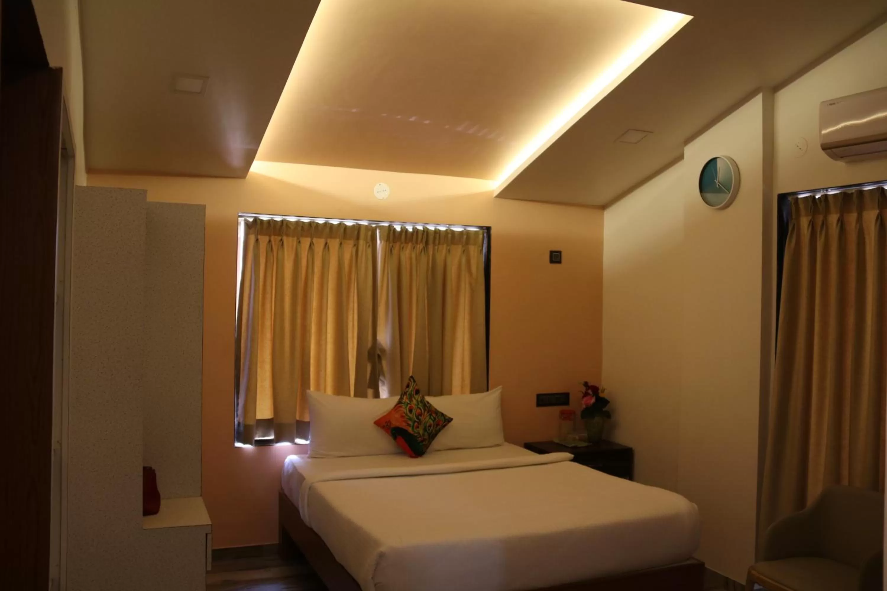Bed in Pooja Villa Suites-Rooms and Pool, Igatpuri