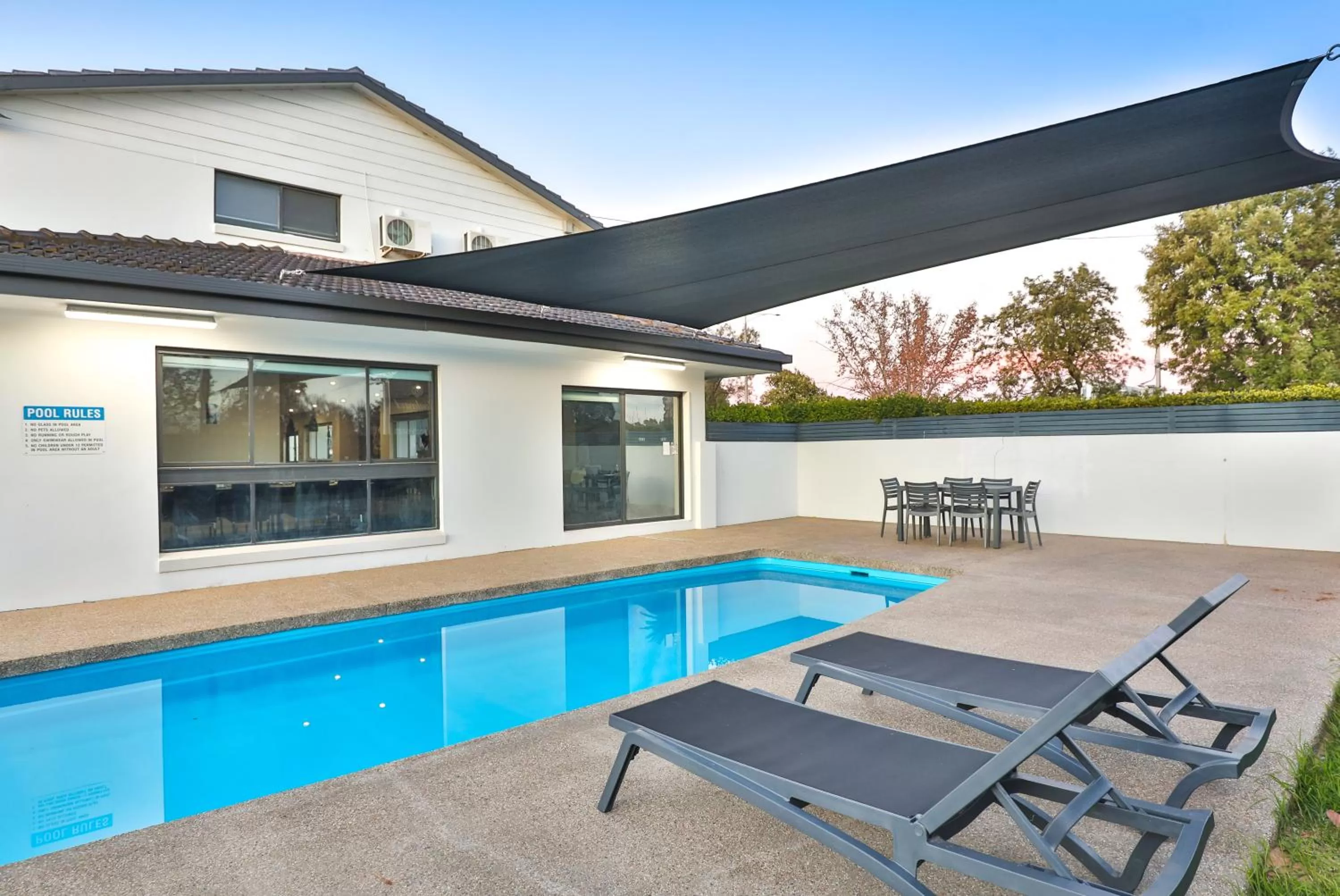 Swimming pool in Boulevard Motor Inn Mildura