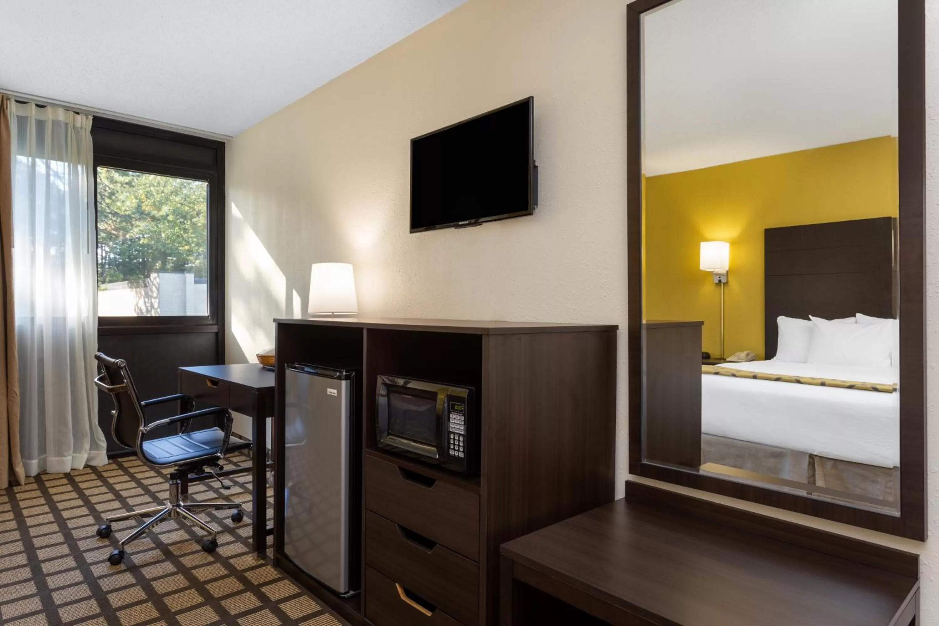 hair dresser, Bed in Baymont by Wyndham Queensbury/Lake George