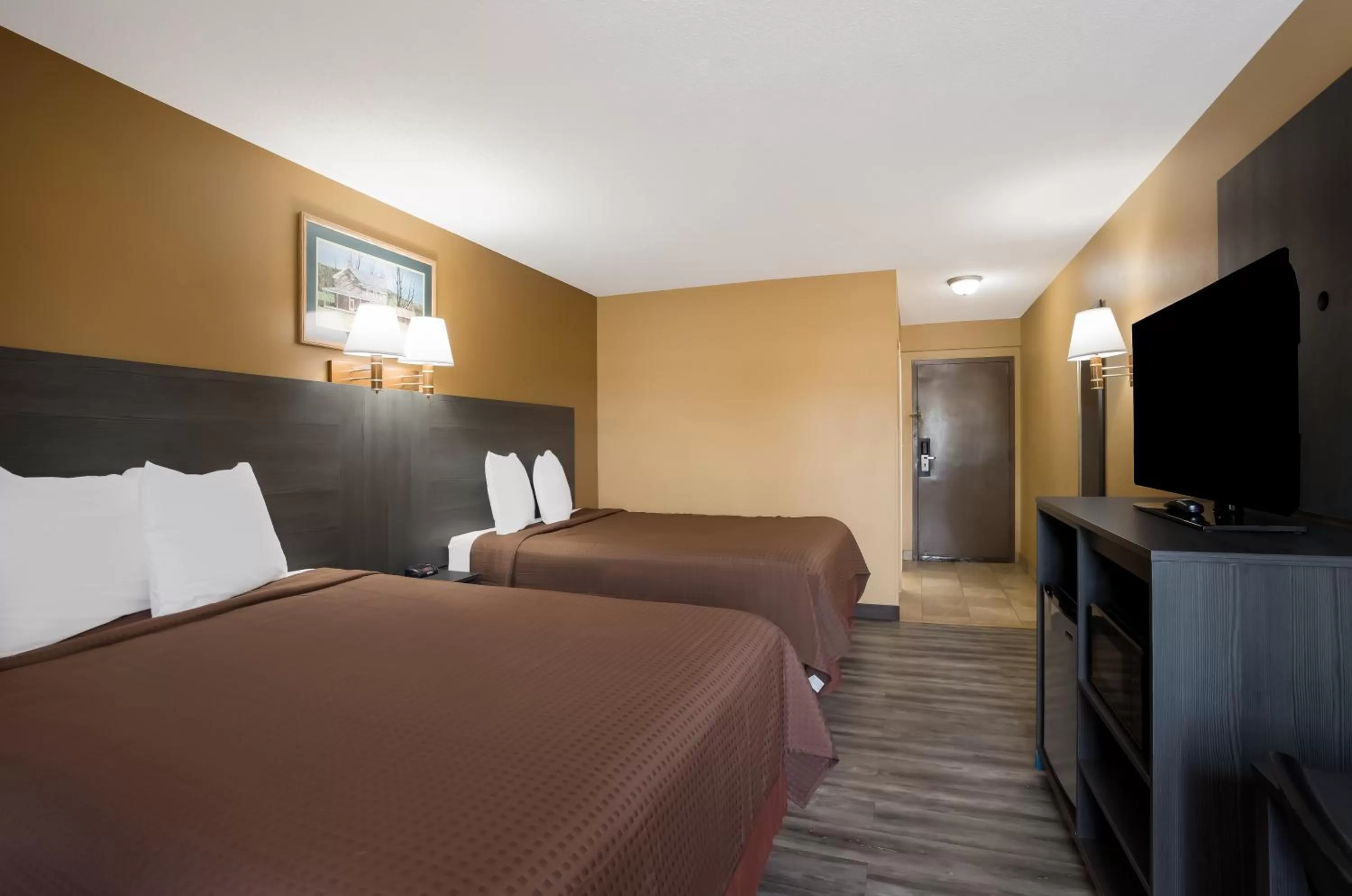 Bed in Scottish Inn & Suites-Allentown