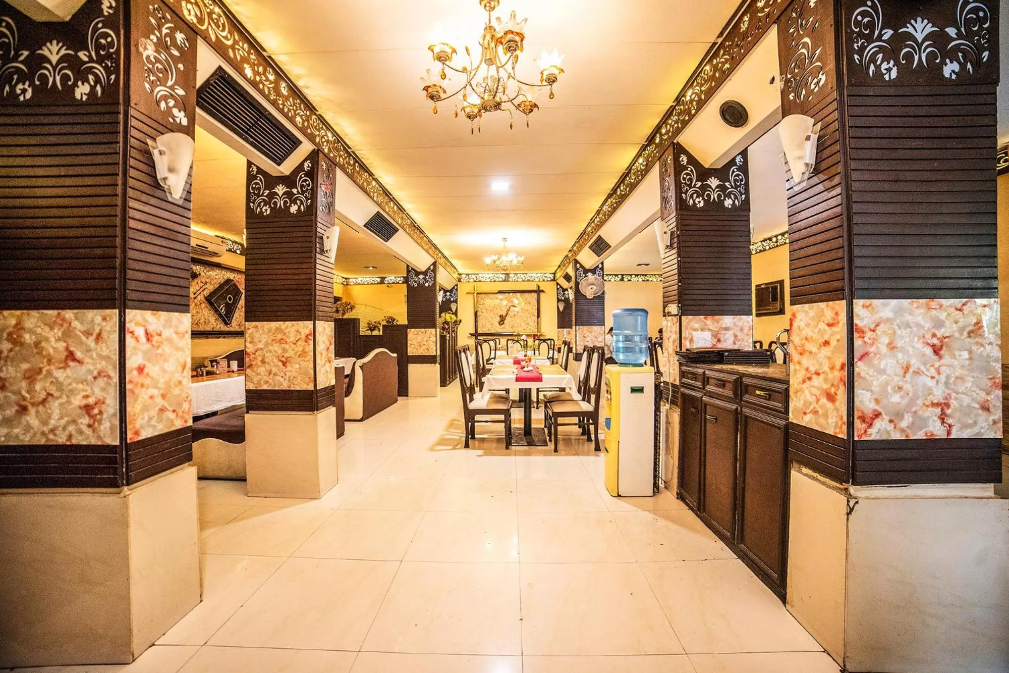 Restaurant/places to eat in FabHotel Santoor Geeta Bhawan Square