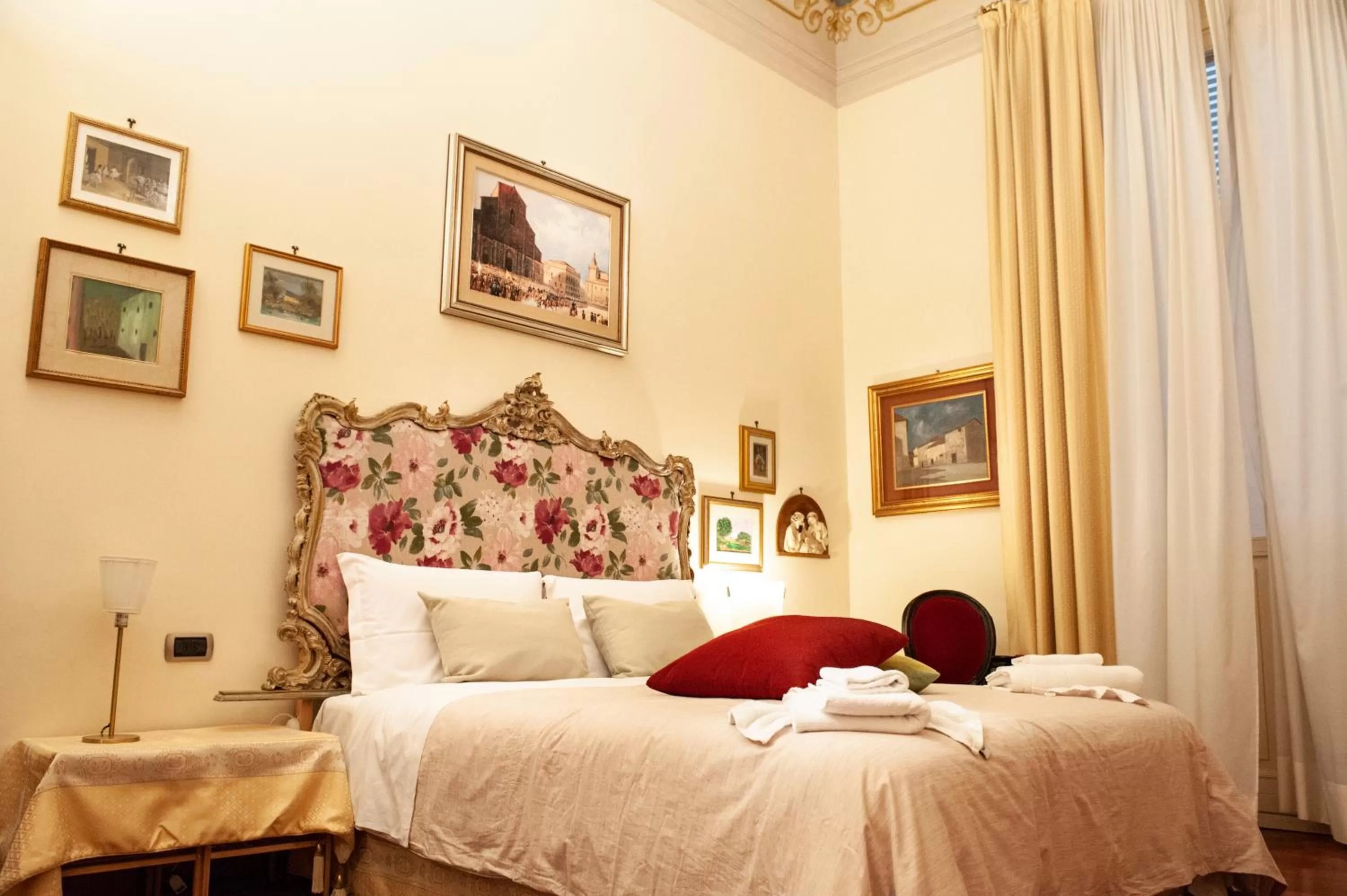 Bed in Gran Suite Piazza Maggiore - T&T communications