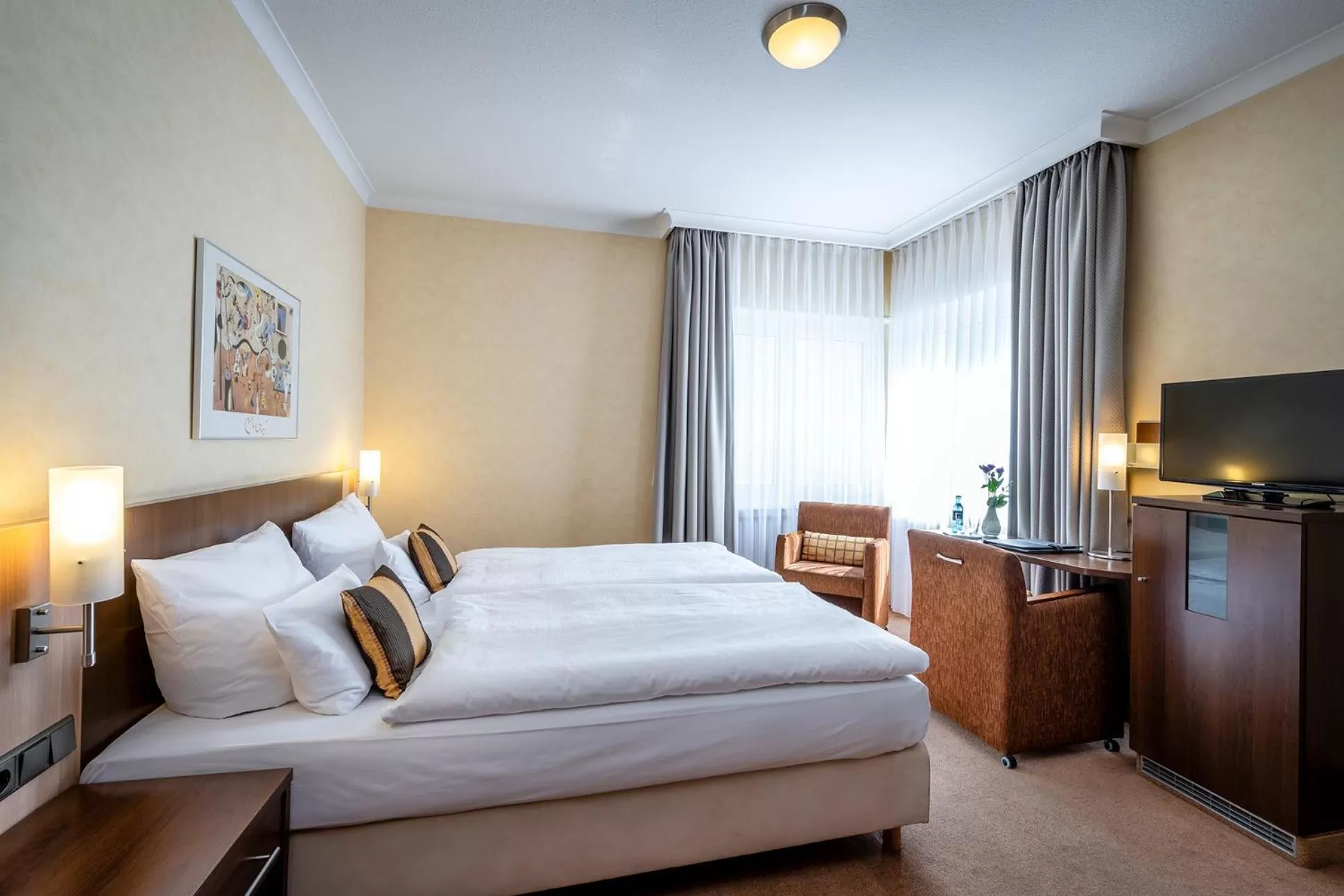 Seating area, Bed in Insel Hotel Bonn - Superior