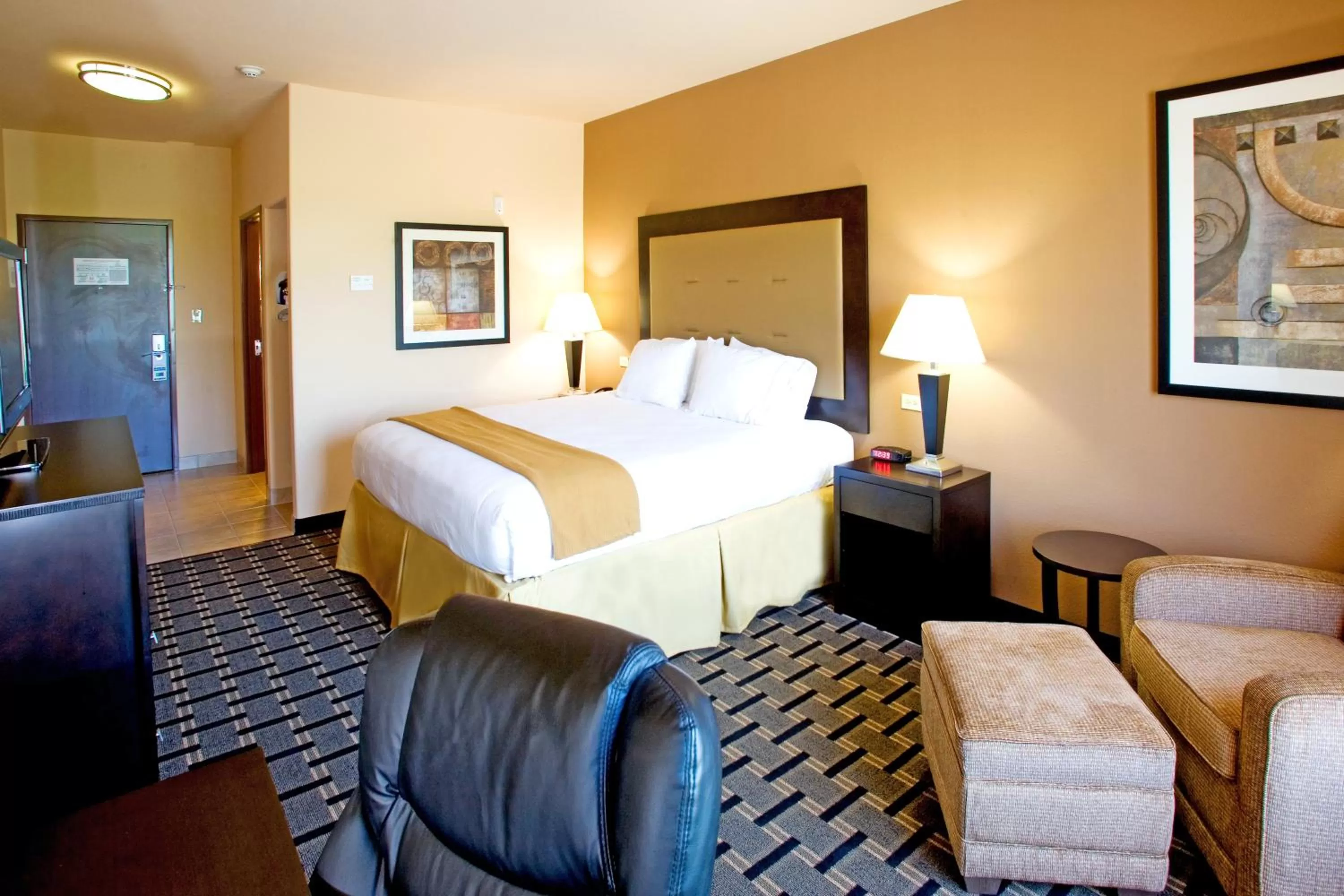 Photo of the whole room, Bed in Holiday Inn Express and Suites Beeville by IHG