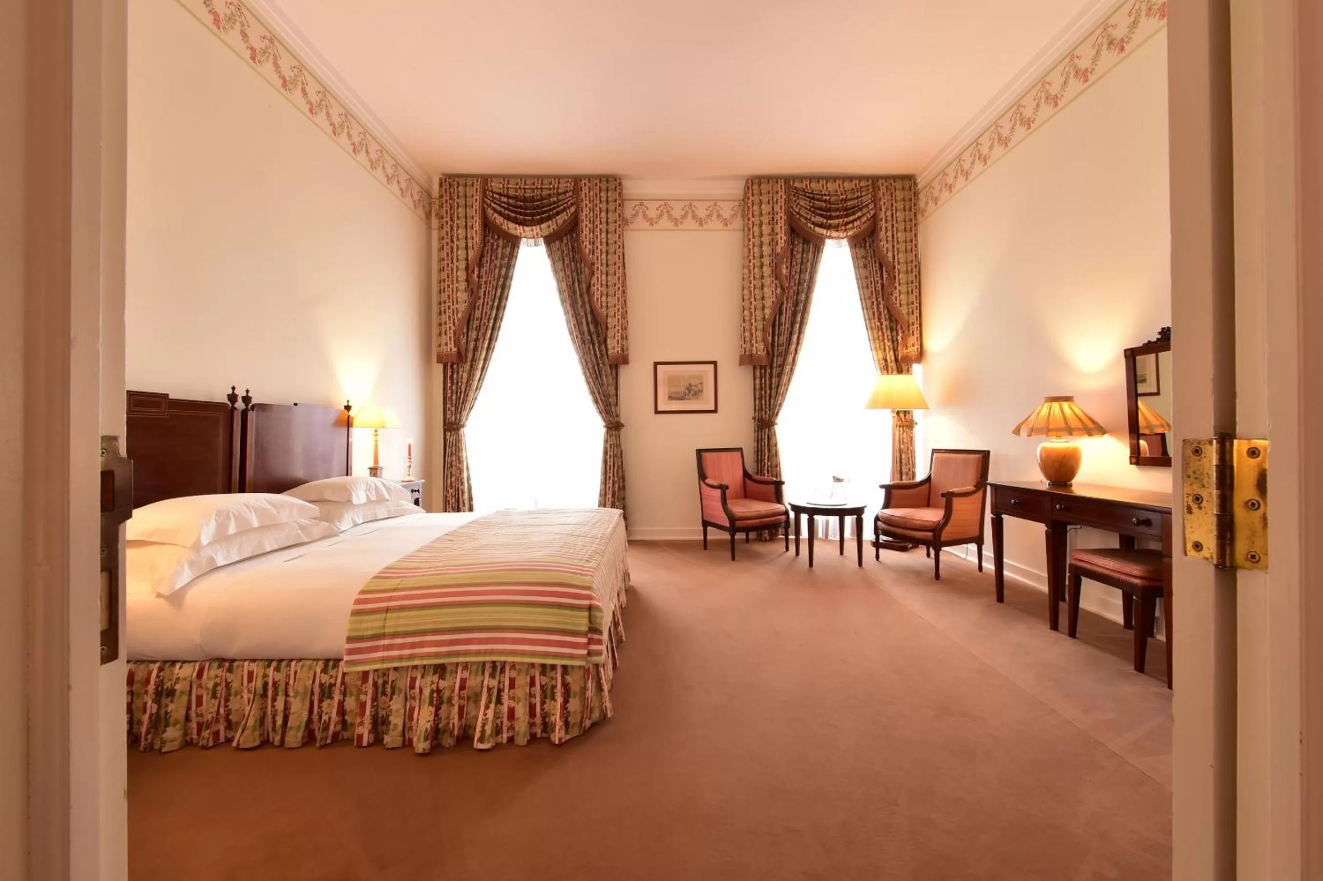 Photo of the whole room, Bed in Pousada Palacio de Queluz