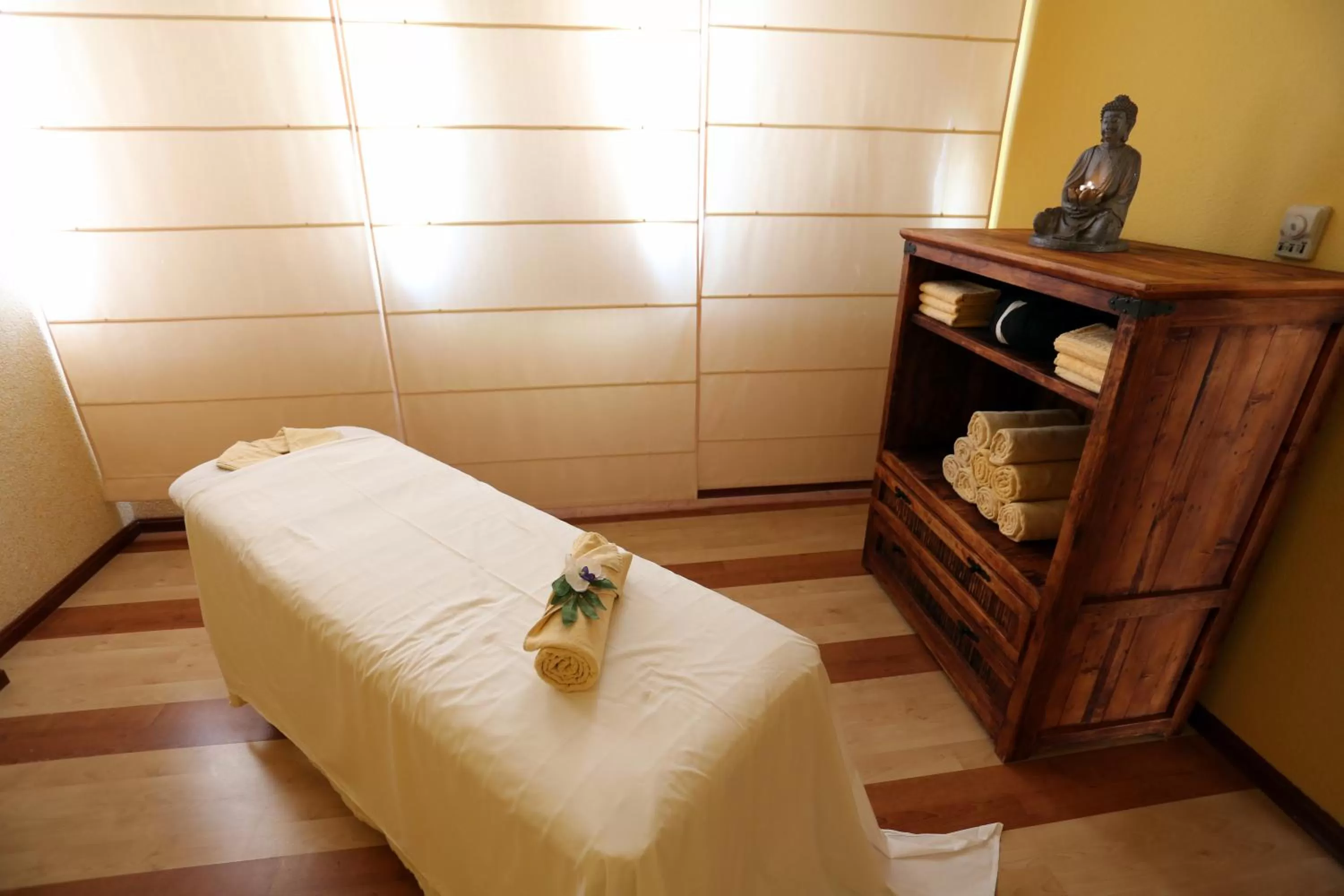 Massage, Bed in Beatriz Costa & Spa
