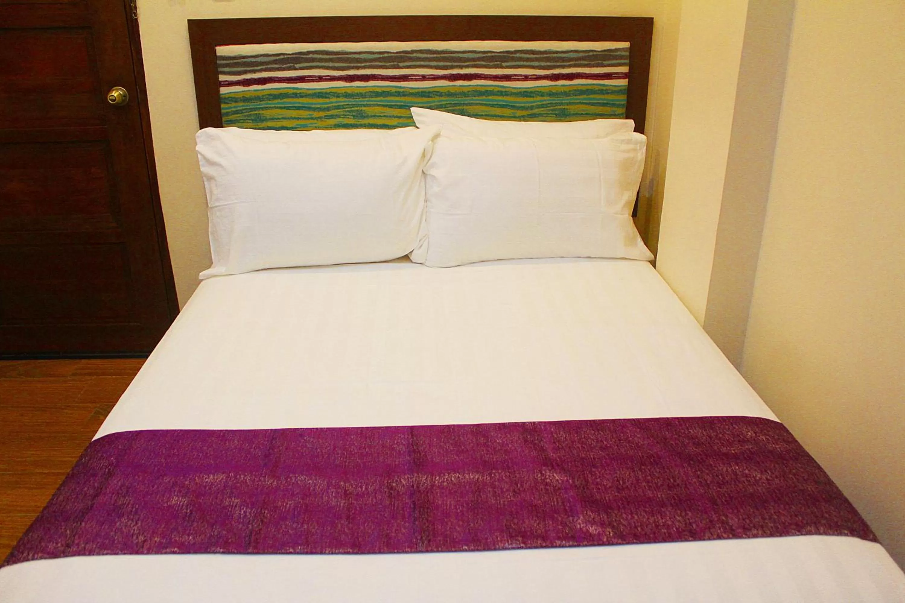 Shower, Bed in Golden Gate Suites