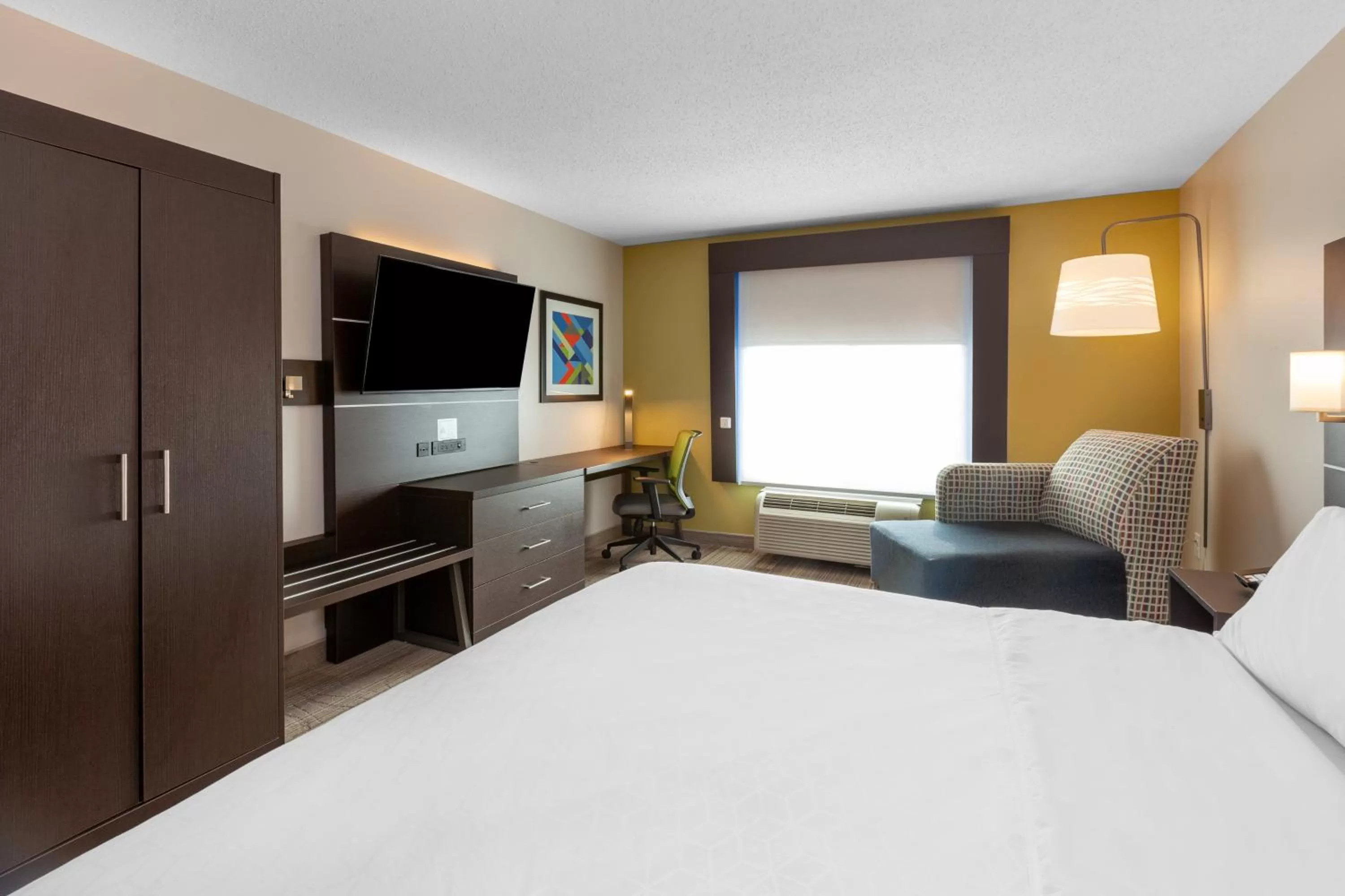 Photo of the whole room, Bed in Holiday Inn Express Hotel & Suites Woodhaven by IHG