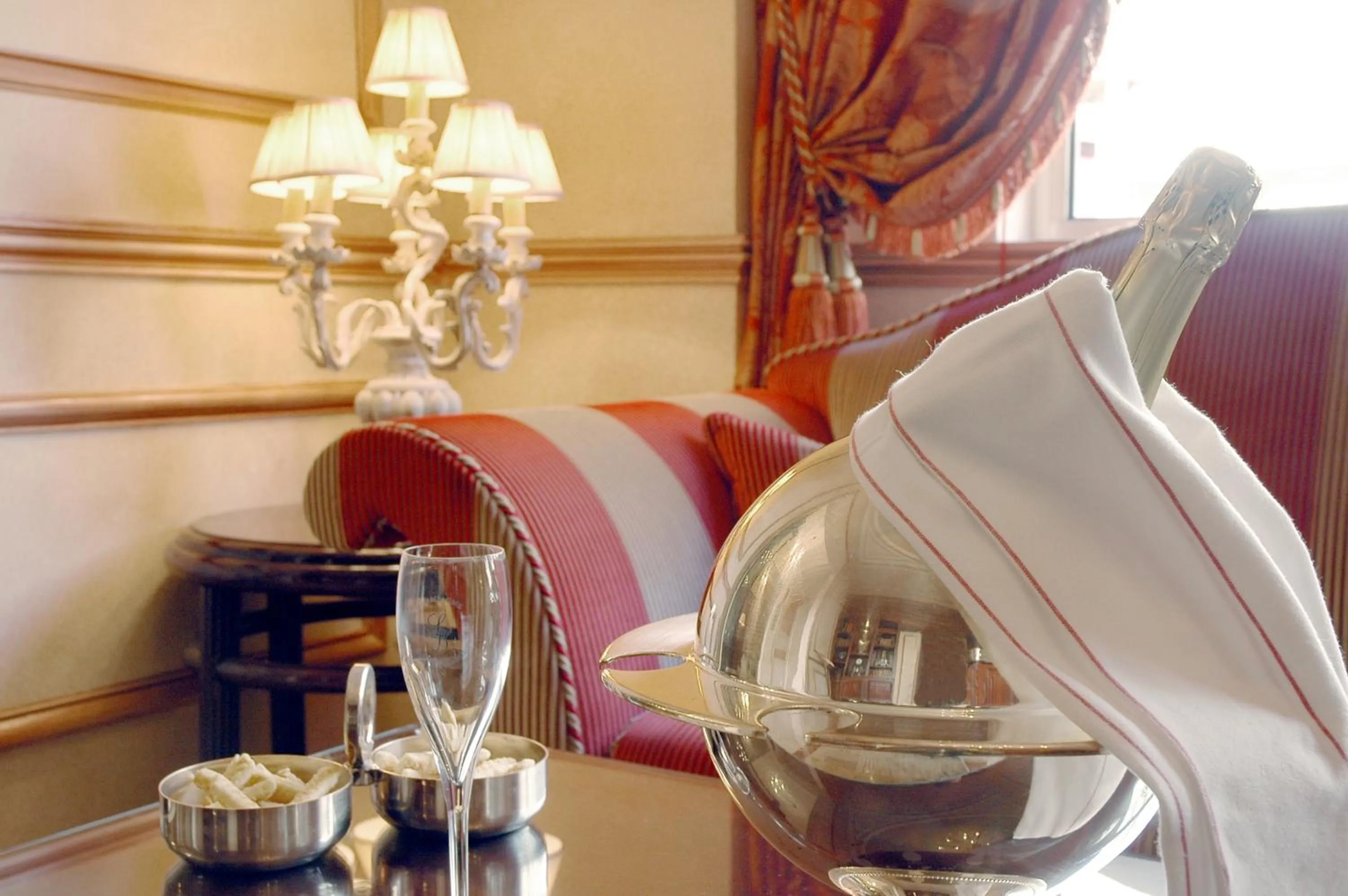 Lounge or bar in Hotel & Spa Saint-Jacques