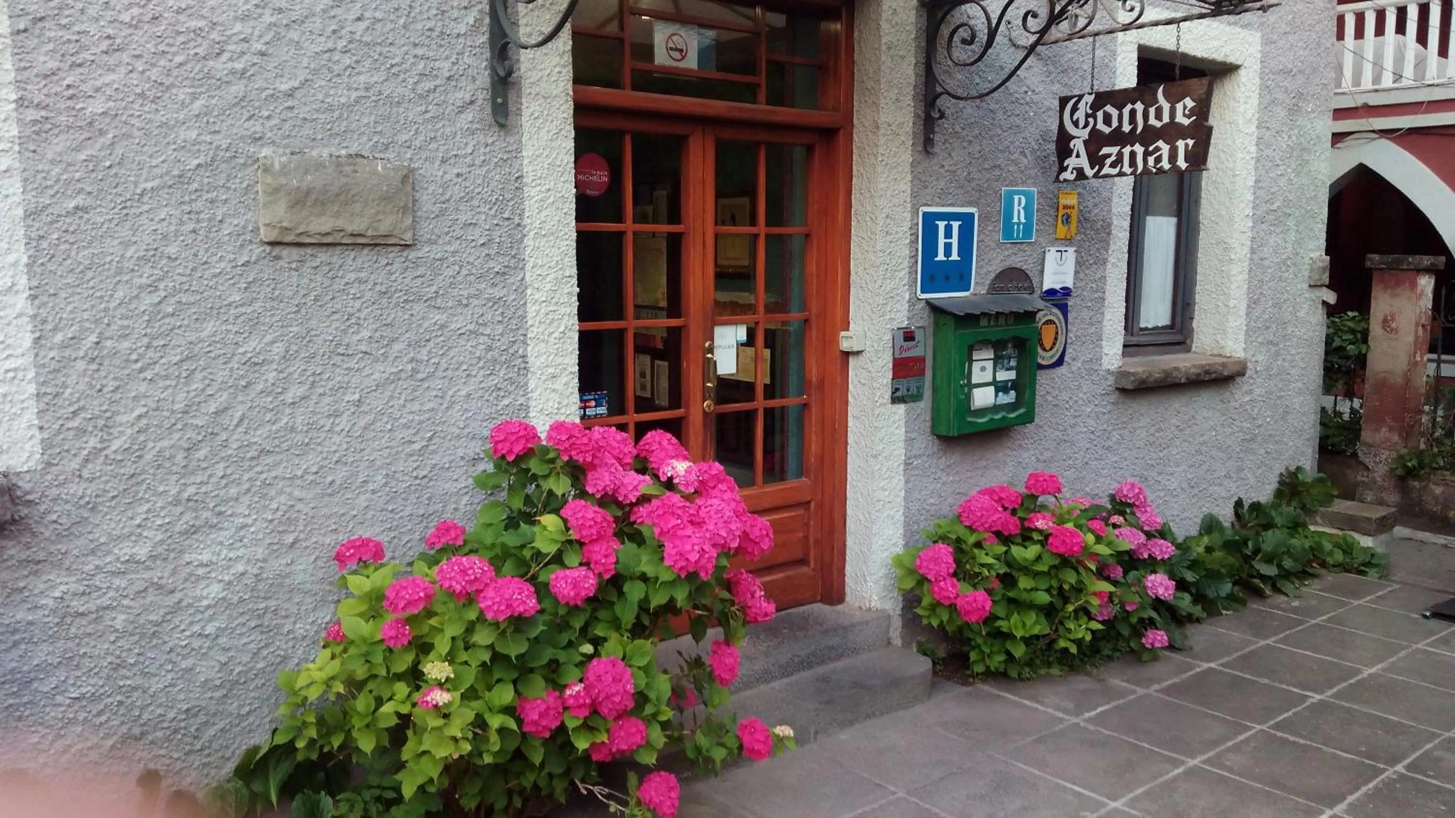 Decorative detail in Conde Aznar