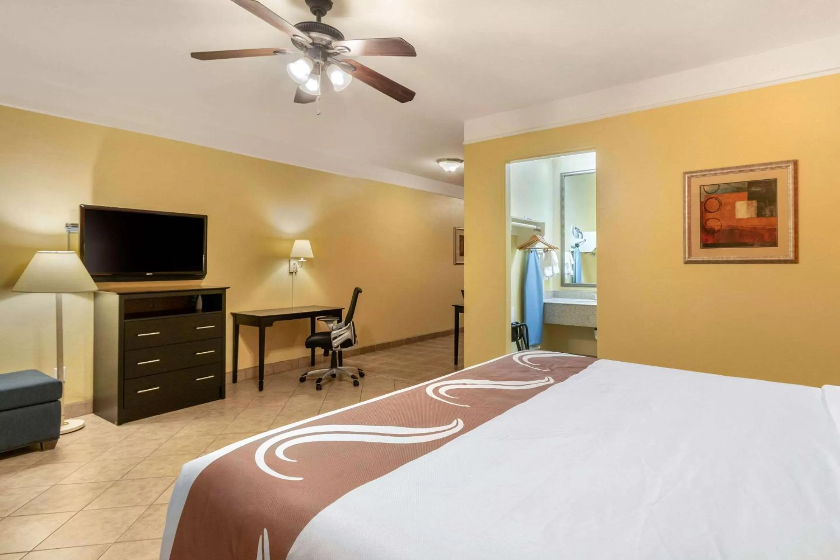 Photo of the whole room, Bed in Quality Inn & Suites at The Outlets Mercedes-Weslaco