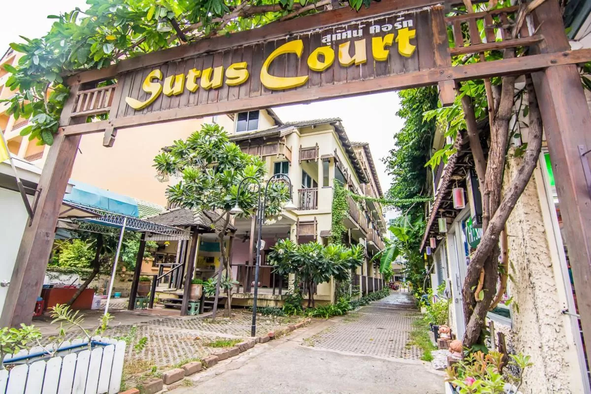 Facade/entrance in Sutus Court 2