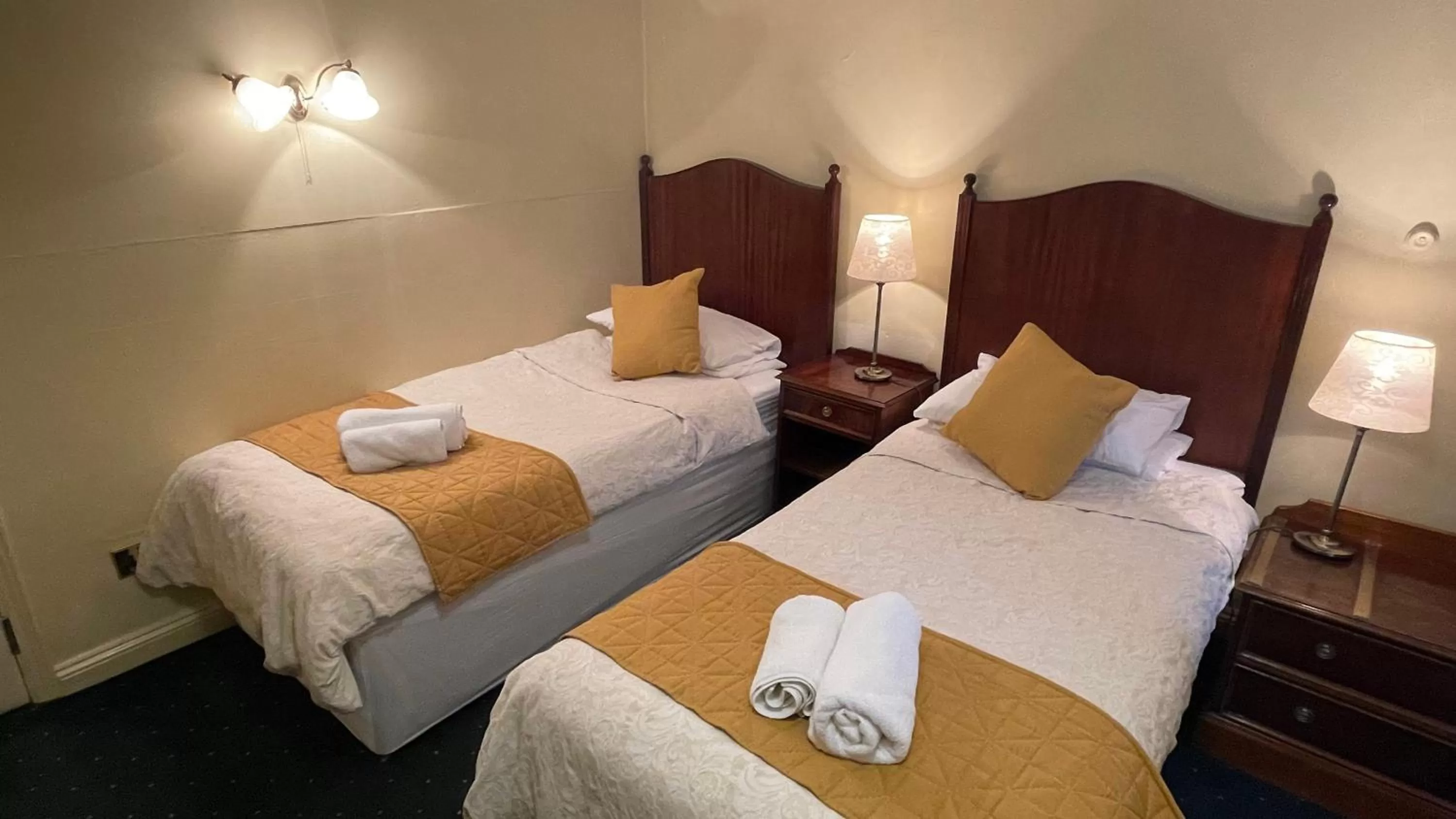 Bedroom, Bed in Crown Hotel