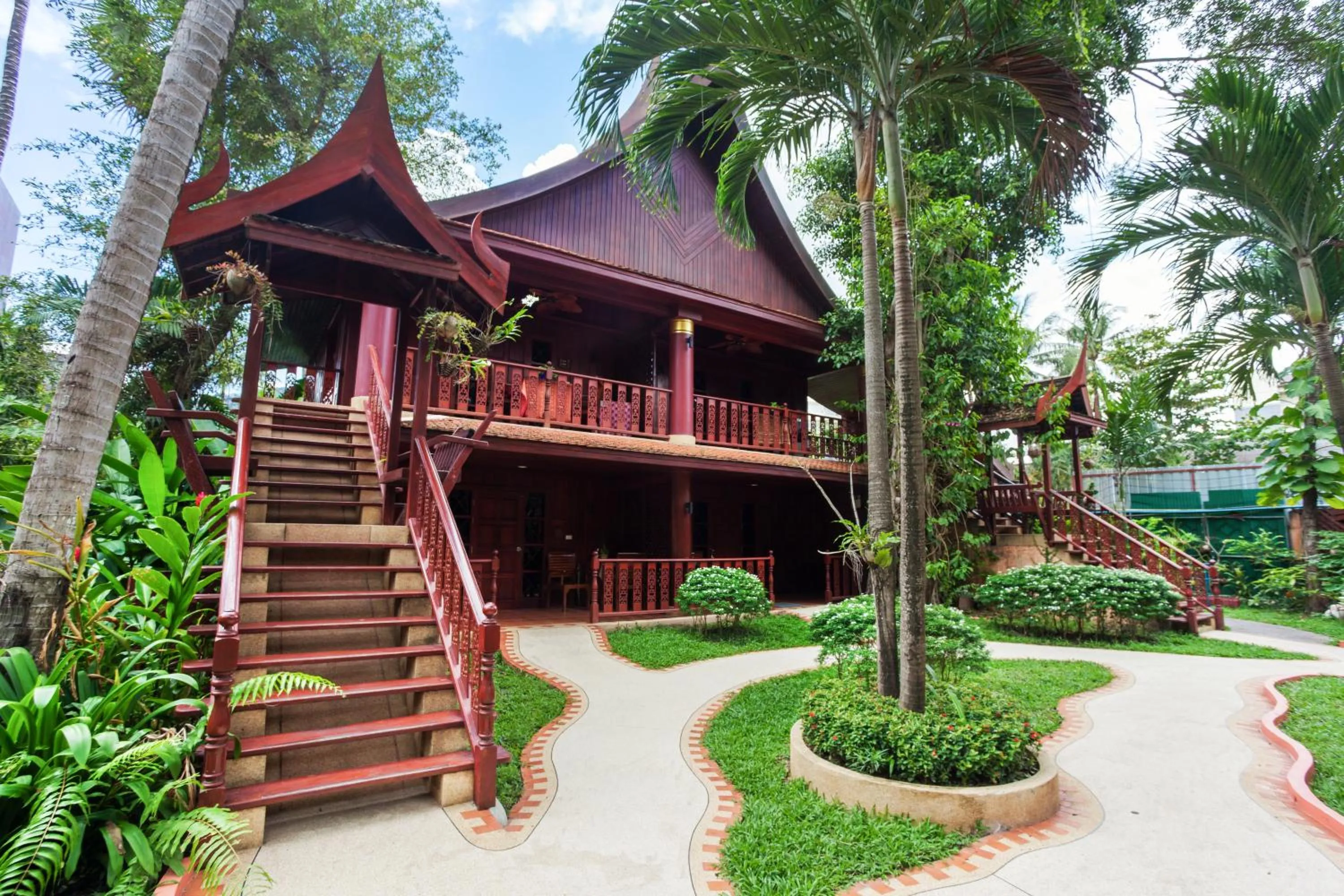 Facade/entrance in Royal Phawadee Village Patong - 2 Minutes walk to the beach