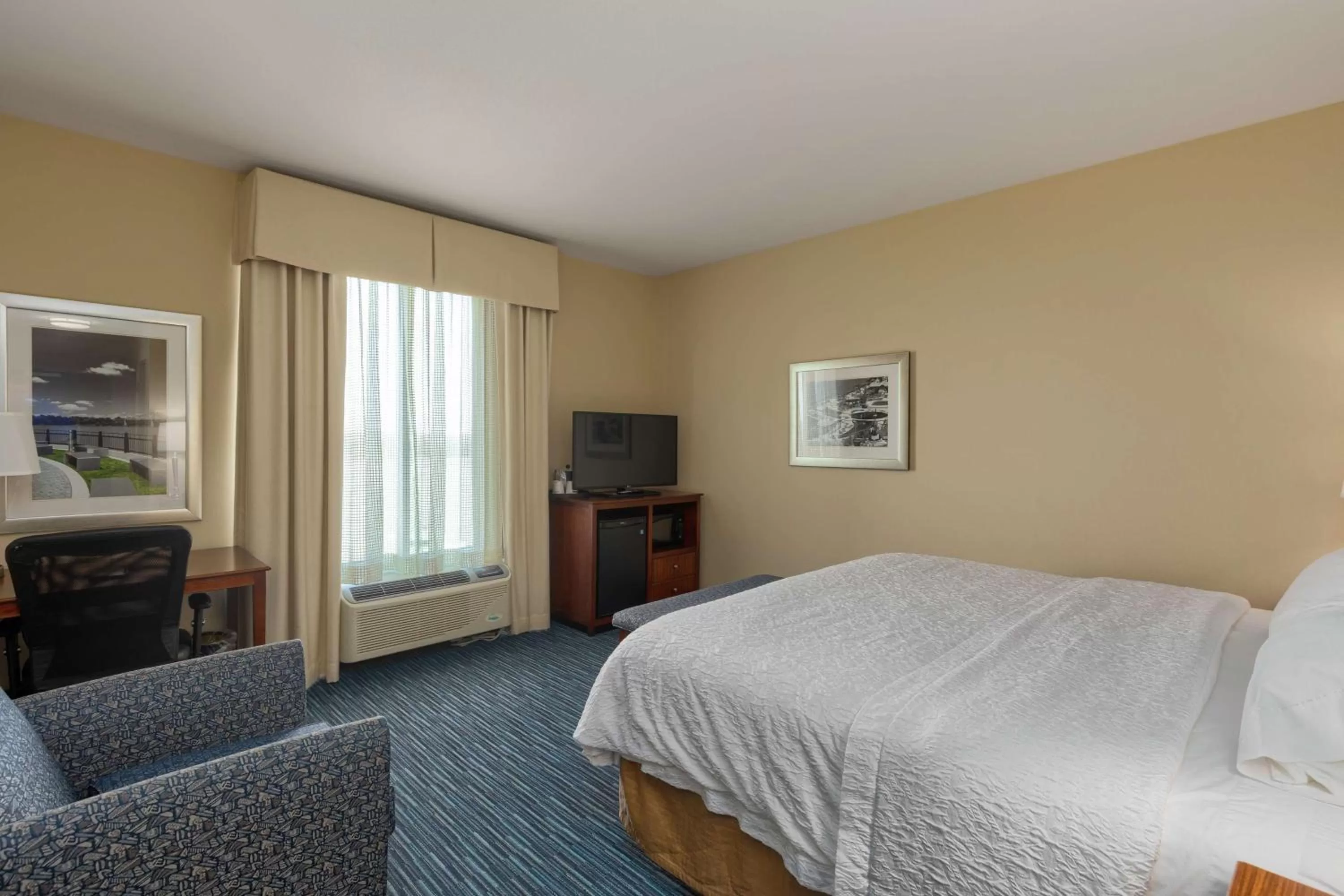 Bedroom, Bed in Hampton Inn & Suites Owensboro Downtown Waterfront