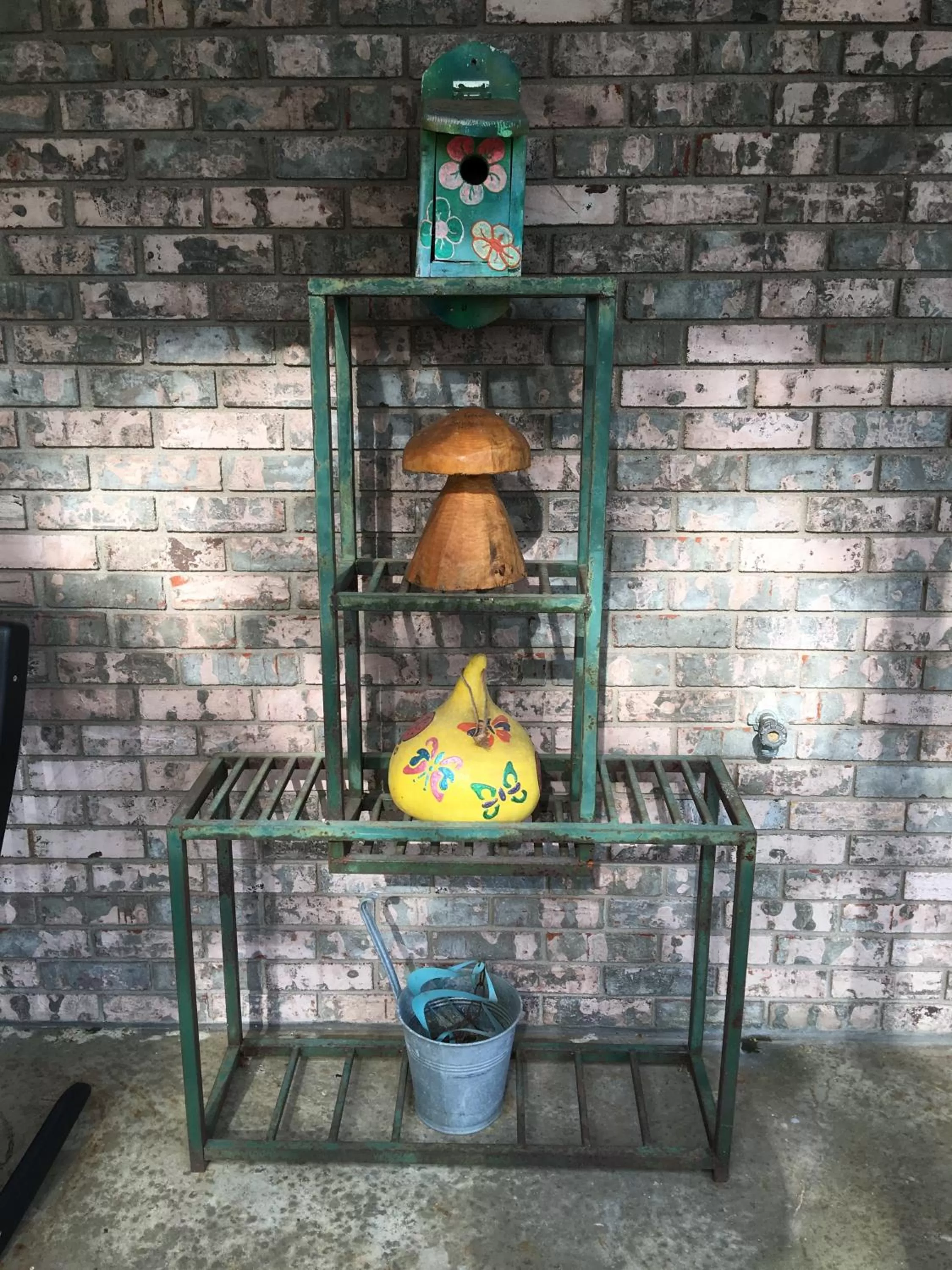 Decorative detail in Cardinal Inn