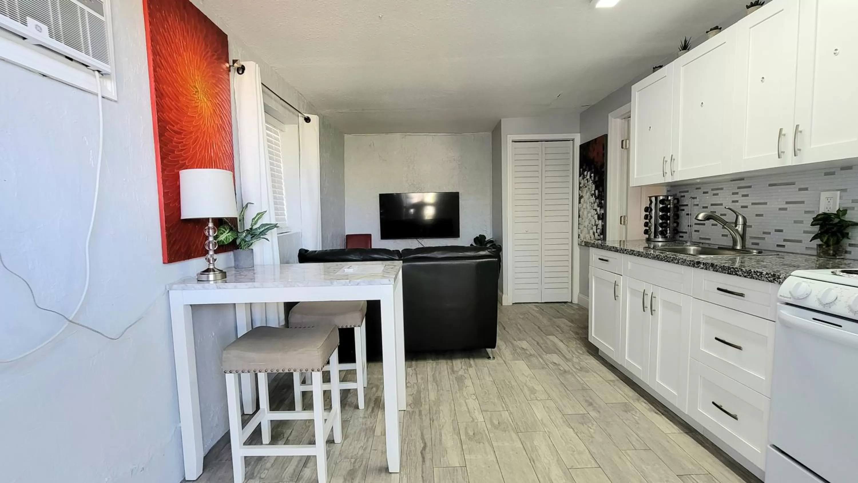 Kitchen or kitchenette in Barefoot mailman motel