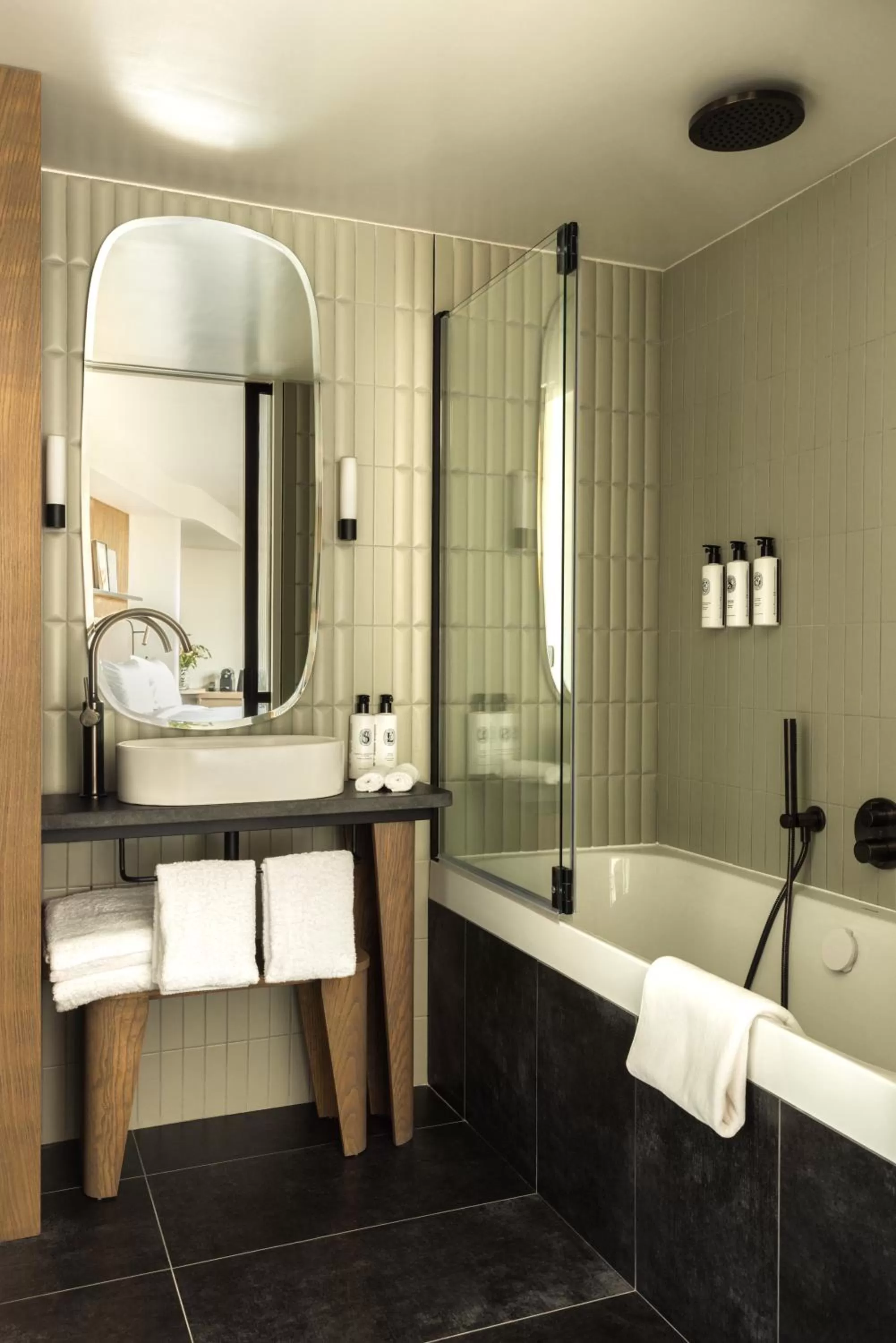 Bath in Hôtel Dame des Arts